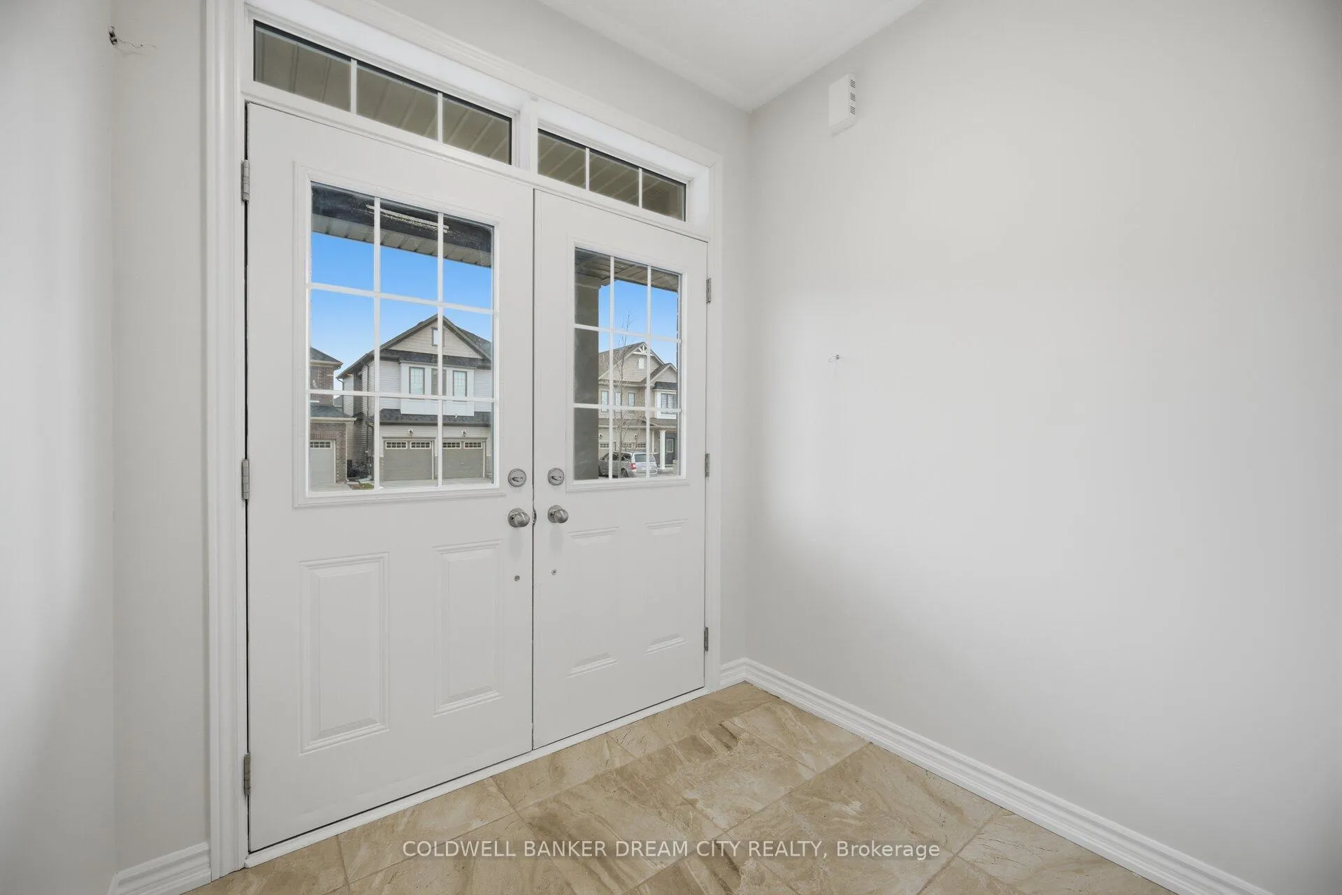 Photo 4 of 33 Bannister Road, Barrie, Rural Barrie Southeast — HOMEH