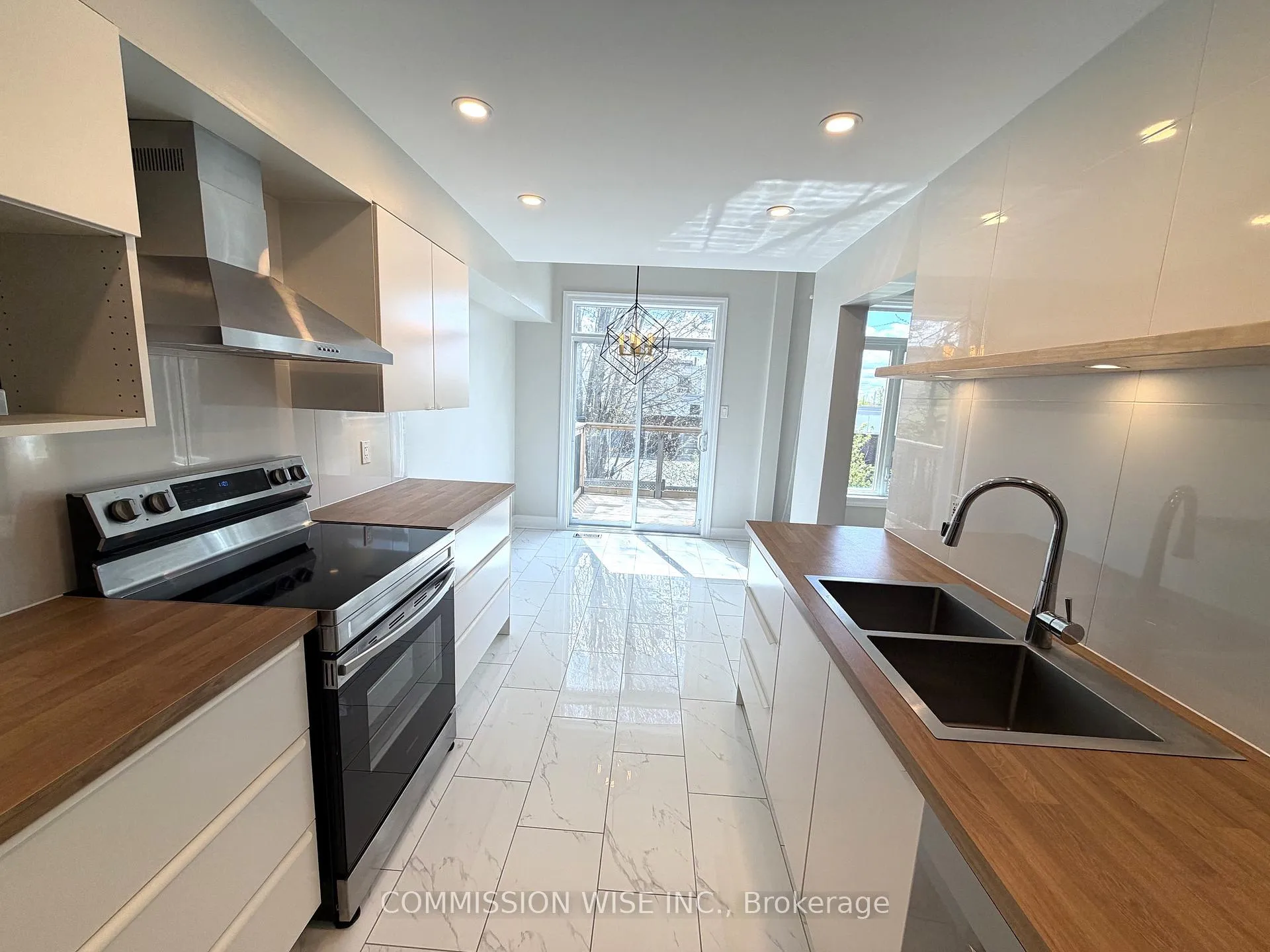 Photo 12 of 82 Carwood Circle, Ottawa, Carson Meadows — HOMEH