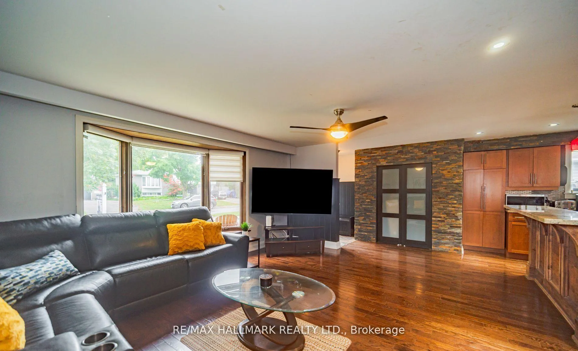 Photo 6 of 4 Devins Drive, Aurora, Aurora Heights — HOMEH