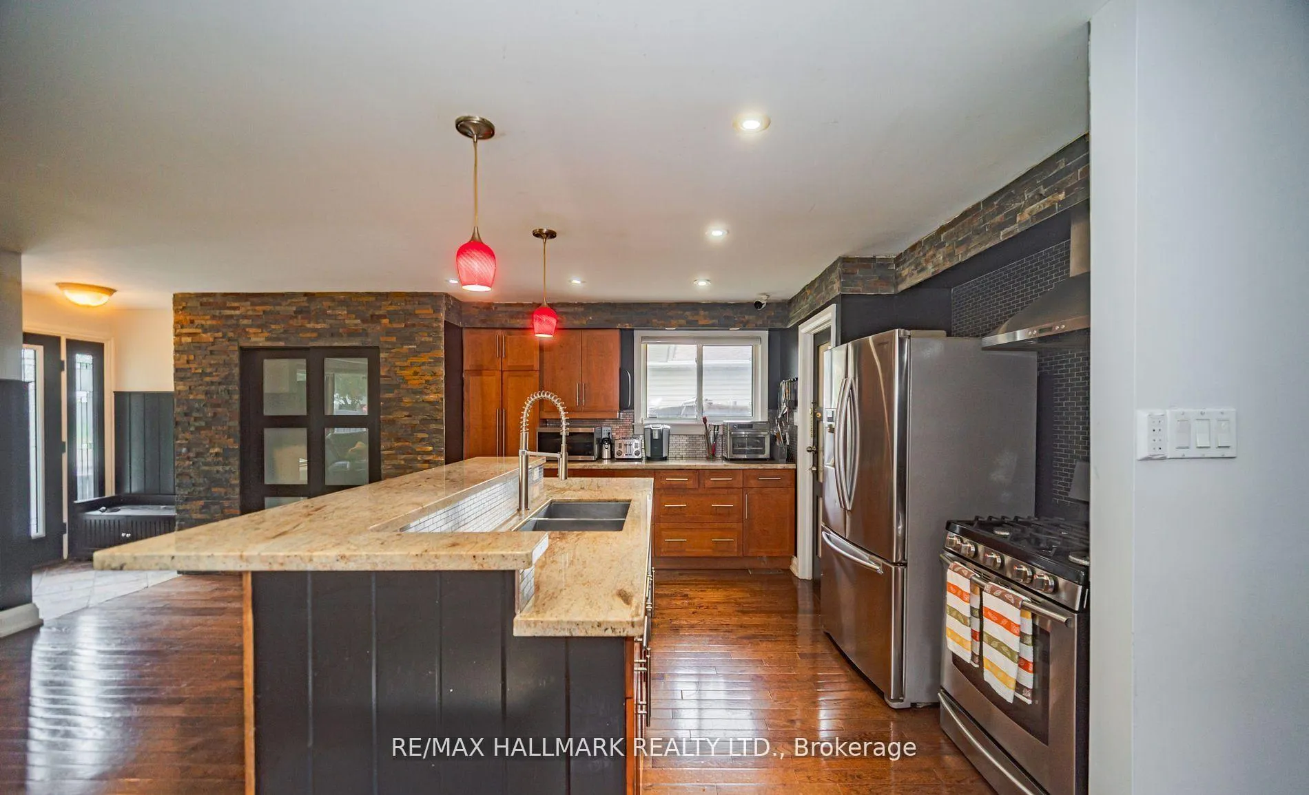 Photo 13 of 4 Devins Drive, Aurora, Aurora Heights — HOMEH