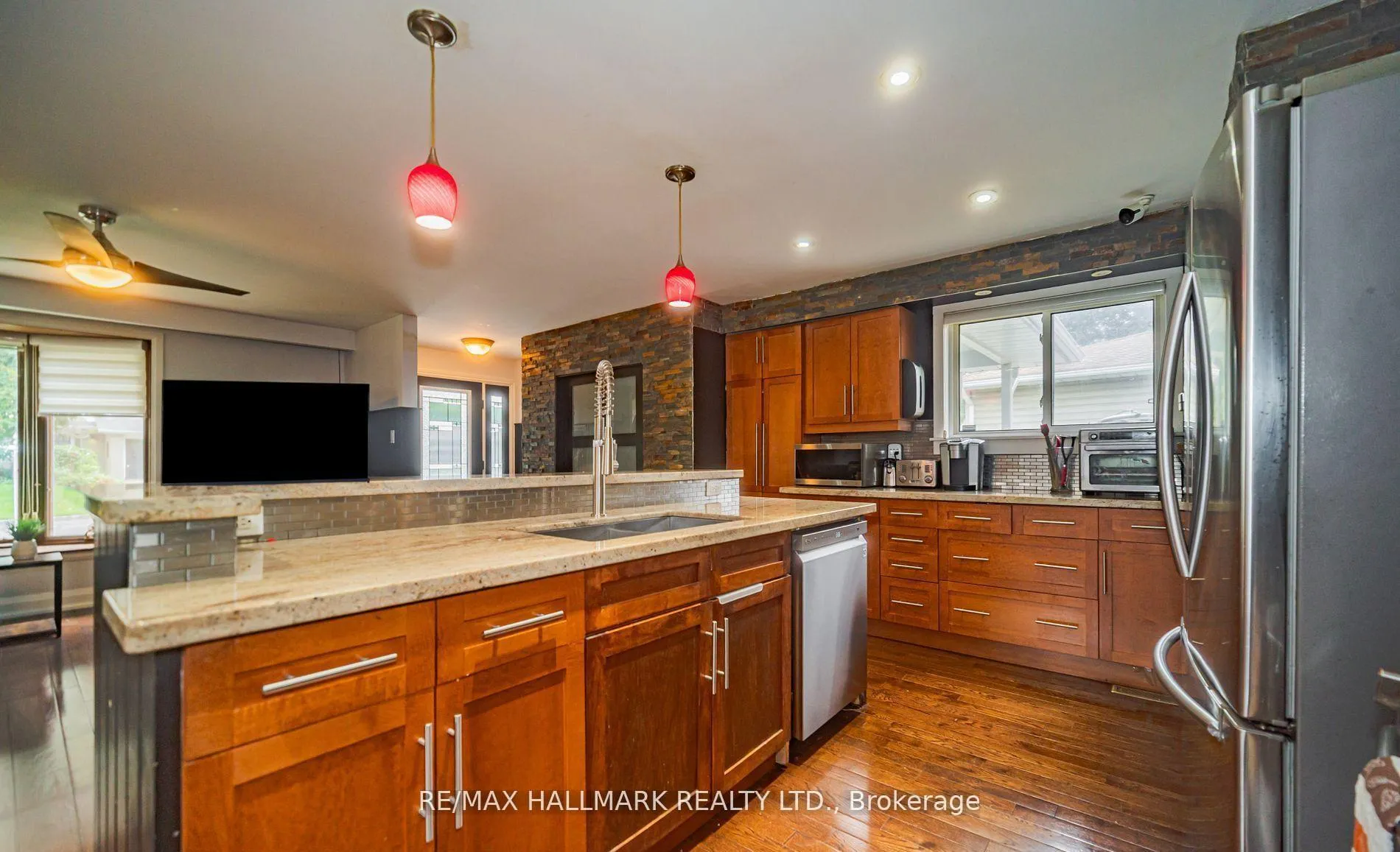 Photo 16 of 4 Devins Drive, Aurora, Aurora Heights — HOMEH