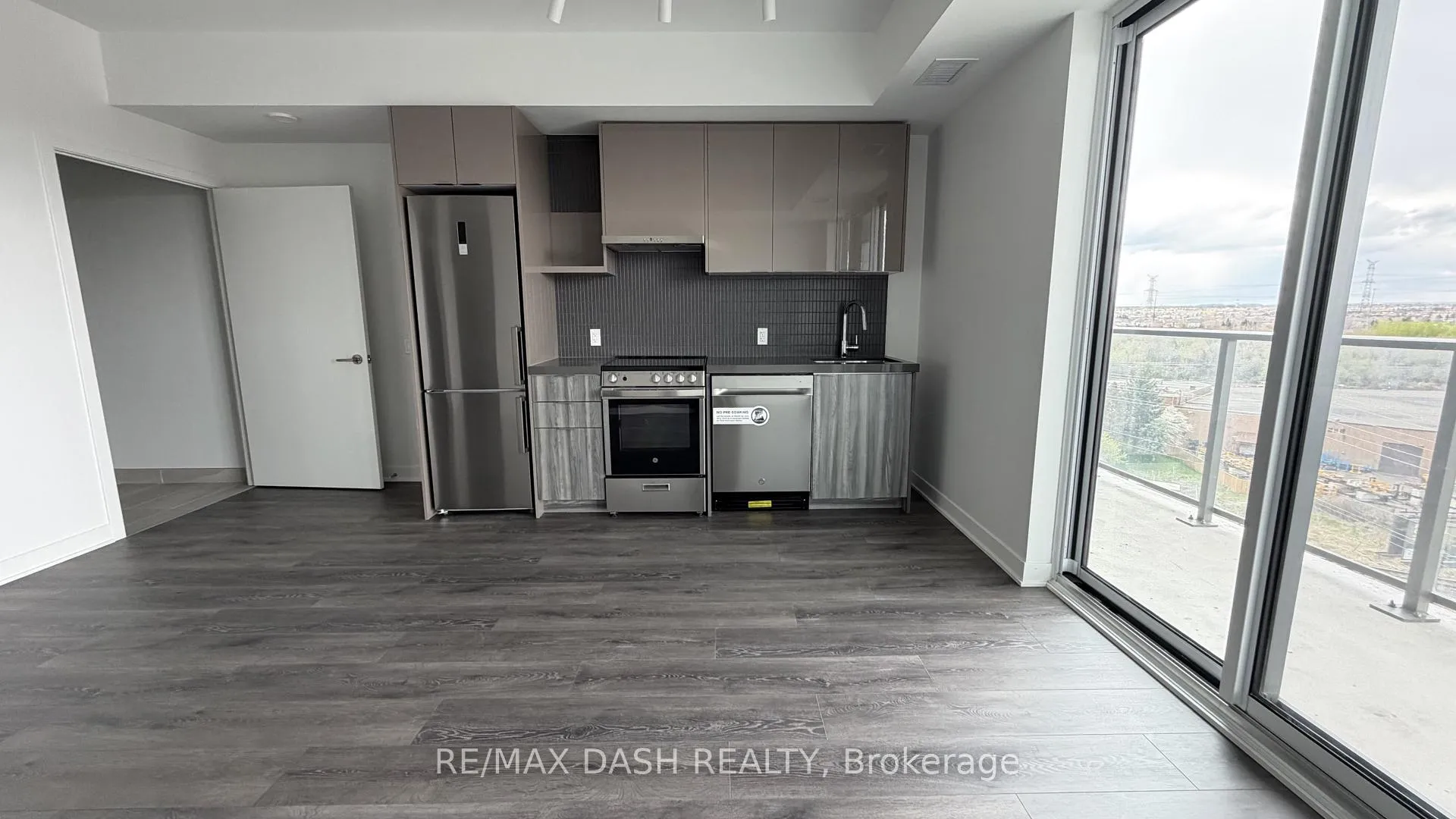 Photo 8 of Unit 811, 6 Flavelle Trail, Vaughan, Steeles West Industrial — HOMEH