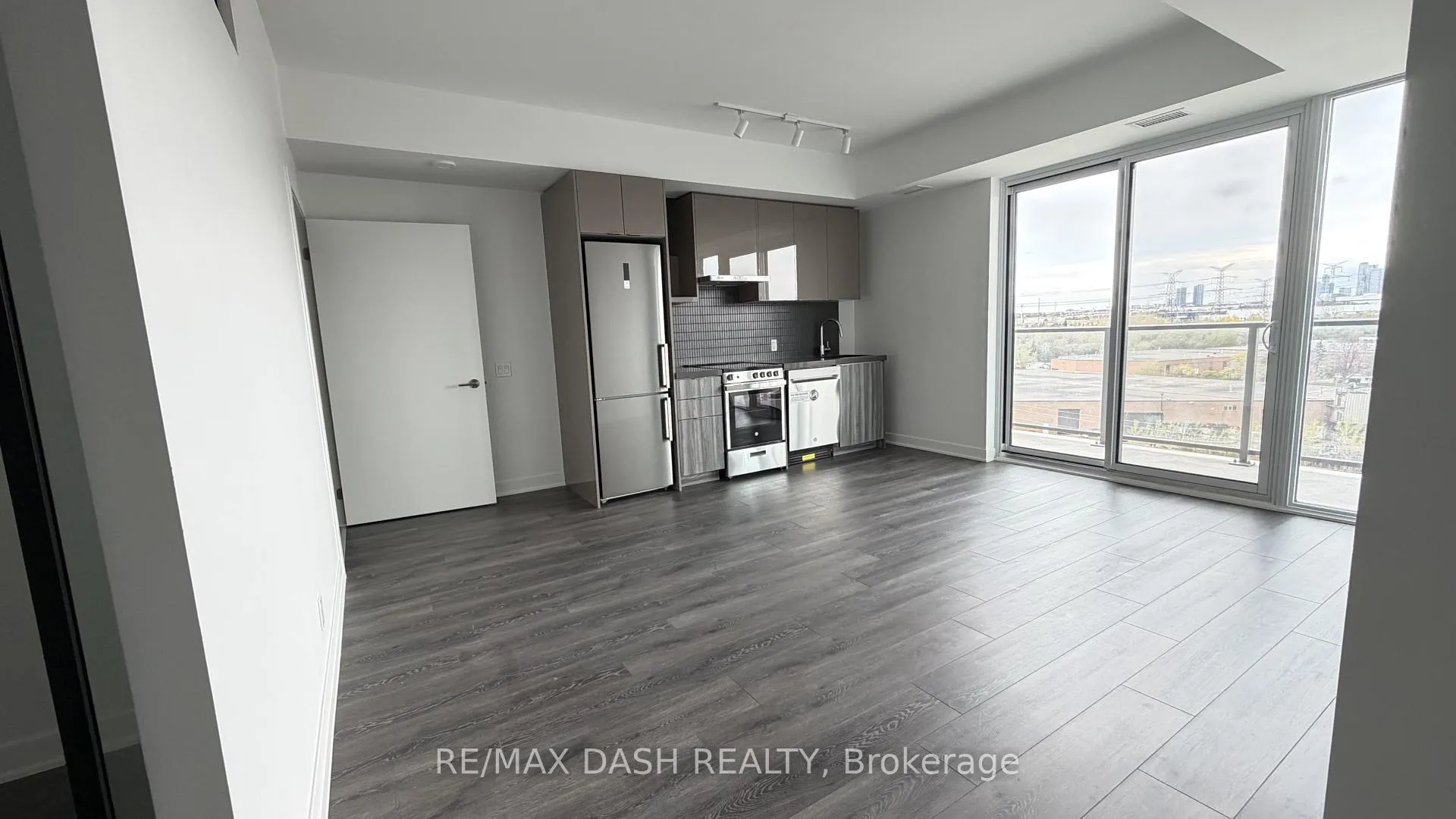 Photo 9 of Unit 811, 6 Flavelle Trail, Vaughan, Steeles West Industrial — HOMEH