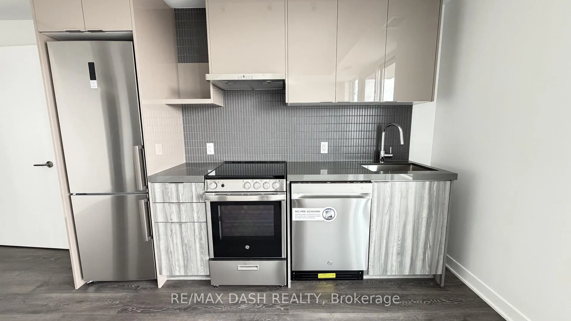 Photo 10 of Unit 811, 6 Flavelle Trail, Vaughan, Steeles West Industrial — HOMEH