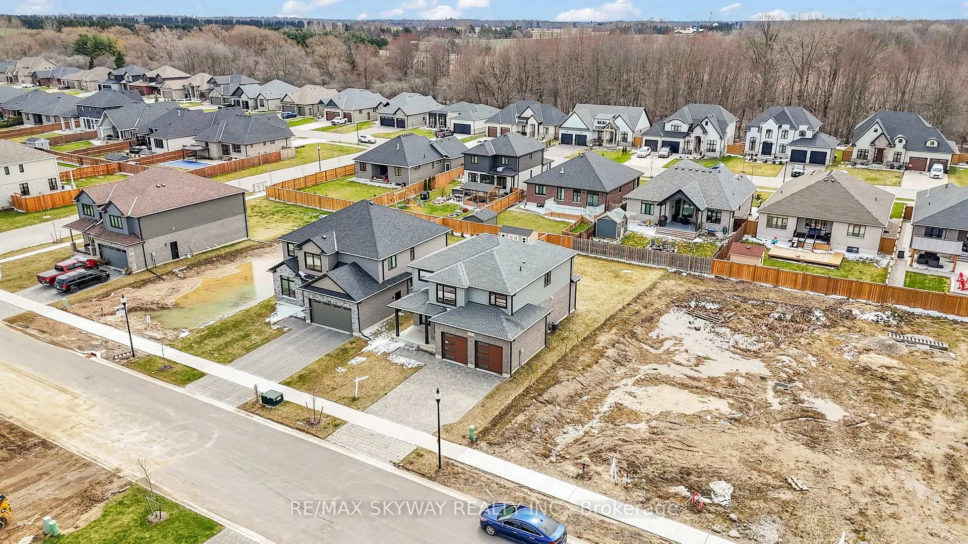 Photo 3 of 176 Foxborough Place, Thames Centre, Thorndale — HOMEH