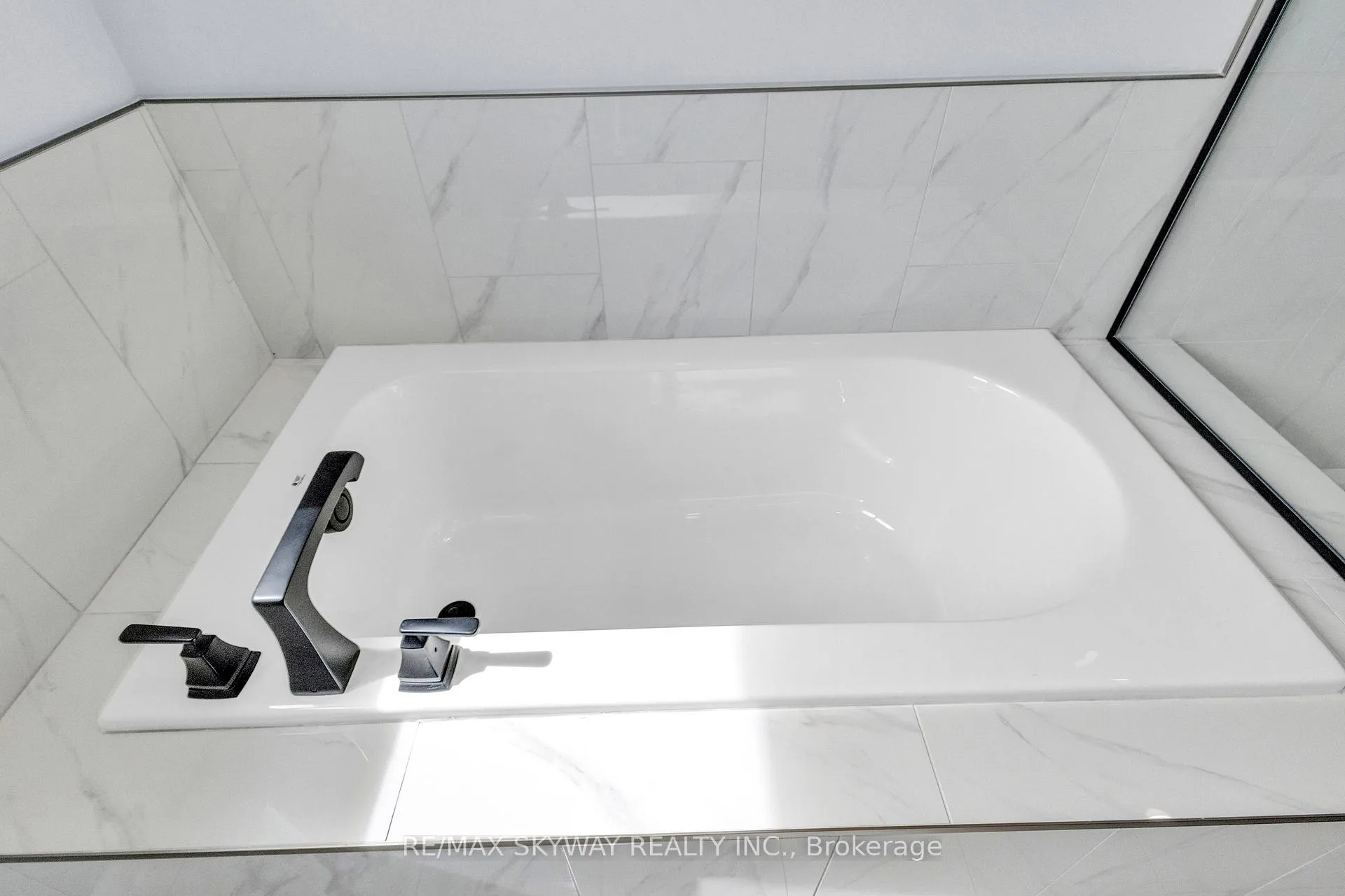 Photo 43 of 176 Foxborough Place, Thames Centre, Thorndale — HOMEH