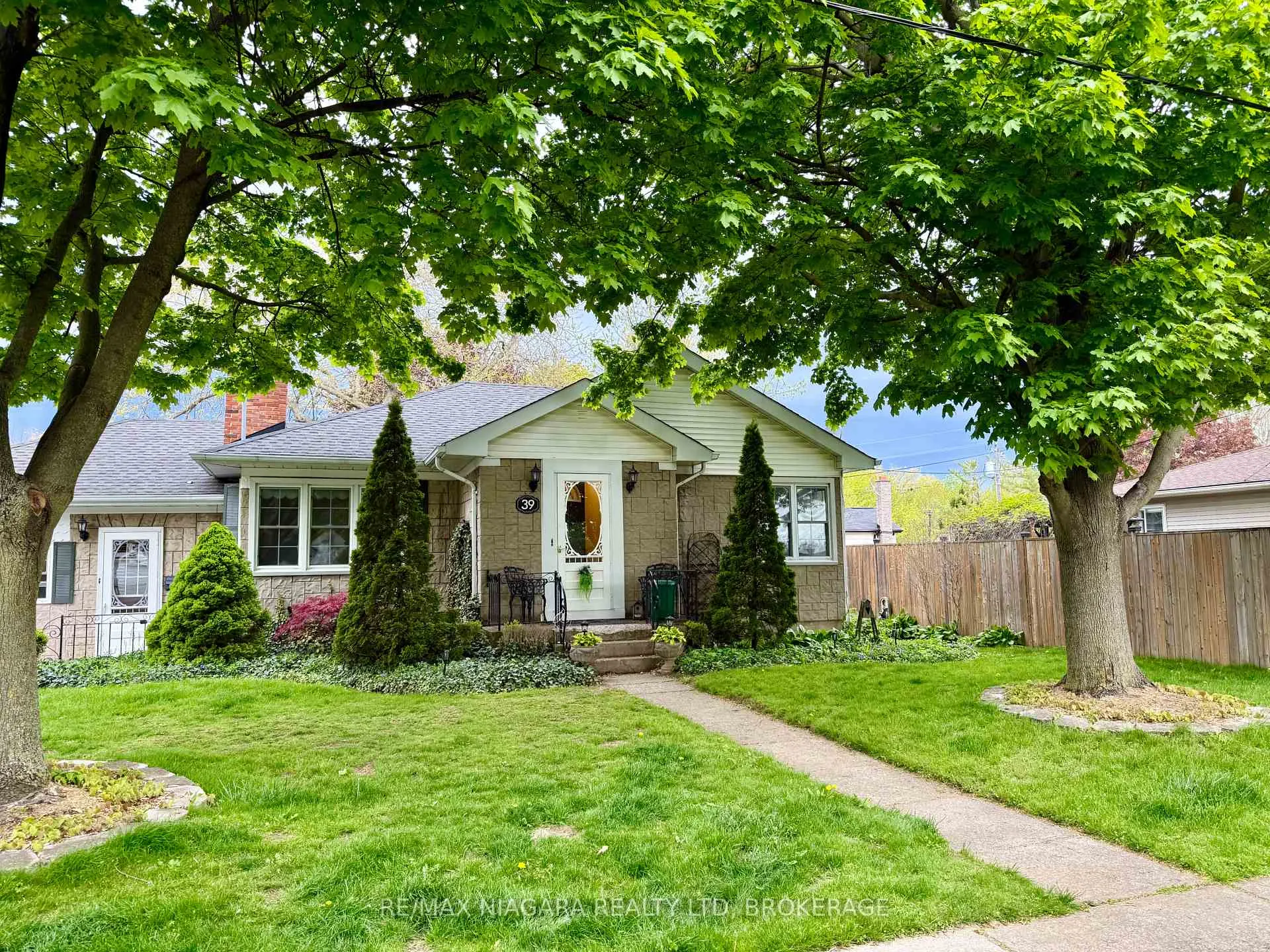 Photo 2 of Unit MAIN, 39 Maplewood Drive, St. Catharines, Vine/Linwell — HOMEH