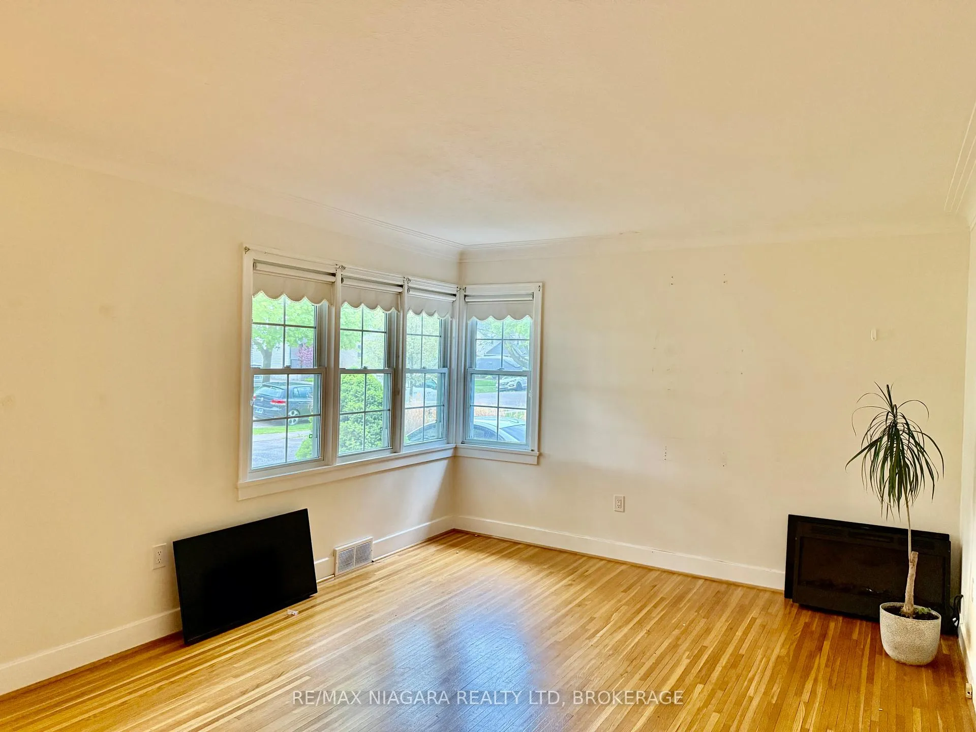 Photo 5 of Unit MAIN, 39 Maplewood Drive, St. Catharines, Vine/Linwell — HOMEH