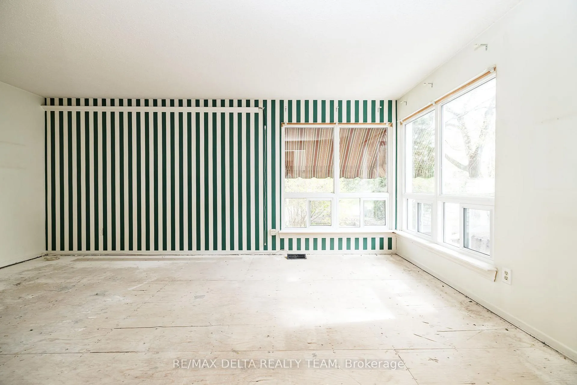 Photo 4 of 796 Vinette Crescent, Ottawa, Chatelaine Village — HOMEH