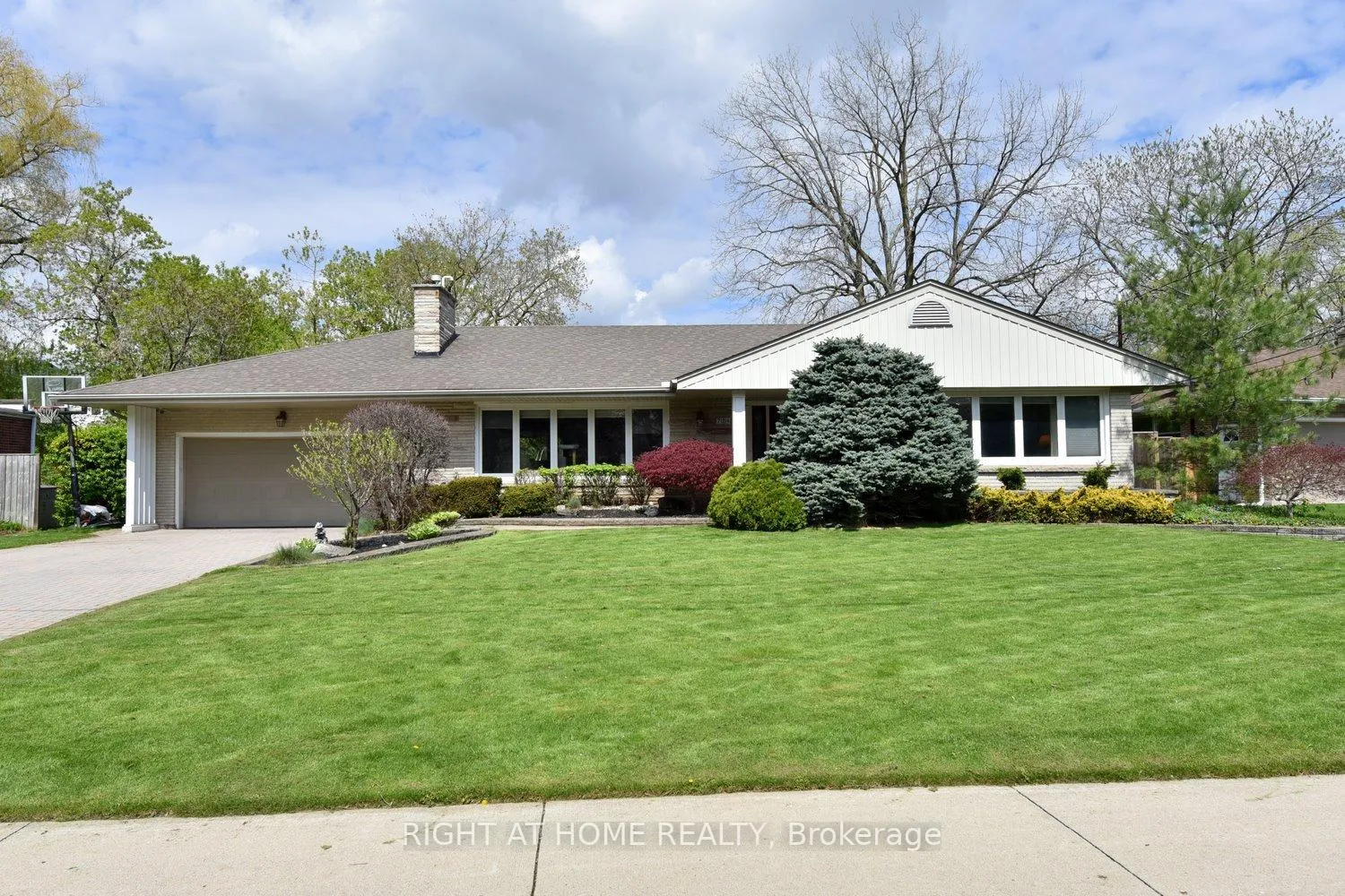 Front of 724 Courtland Place