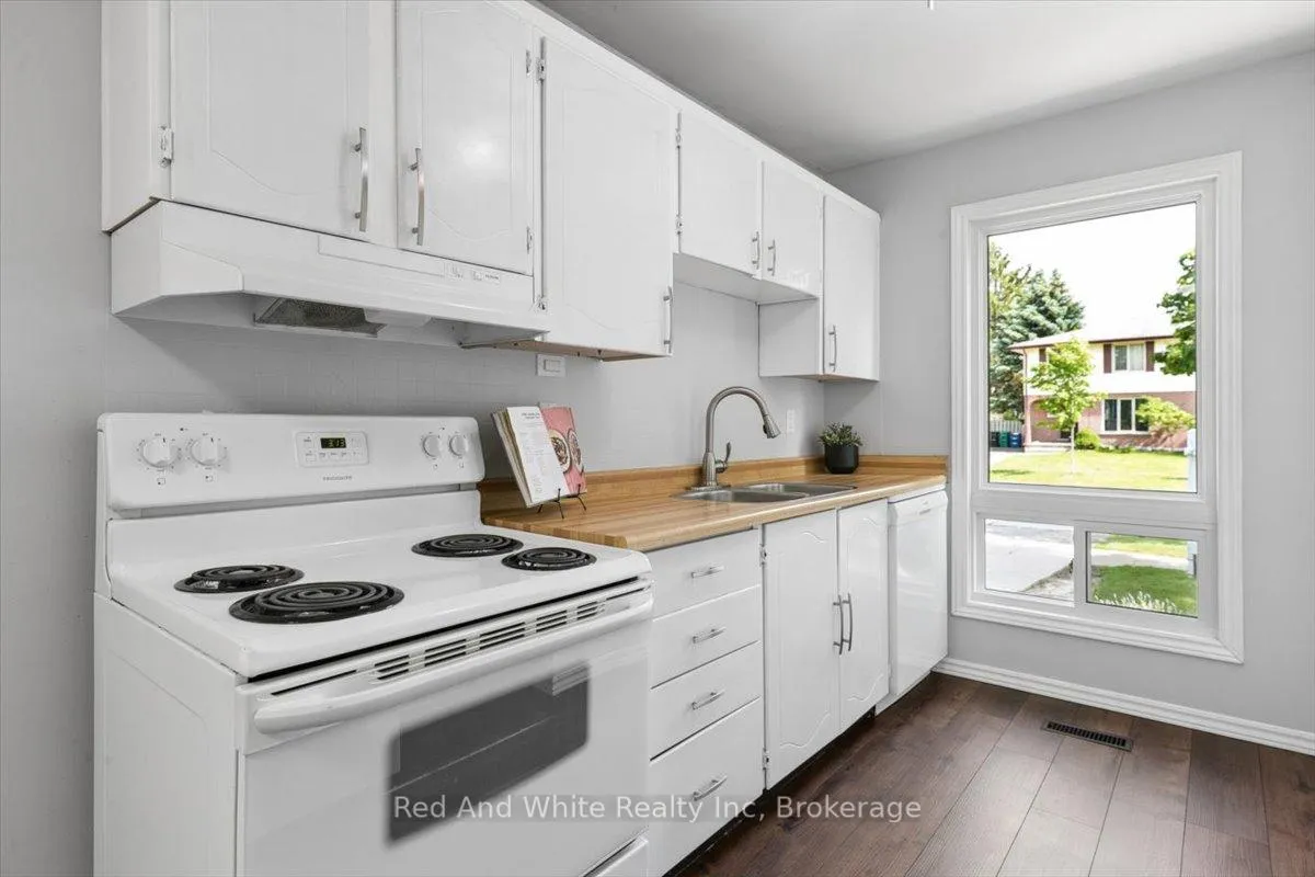 Photo 6 of 96 Pathfinder Crescent, Kitchener, Pioneer Park — HOMEH