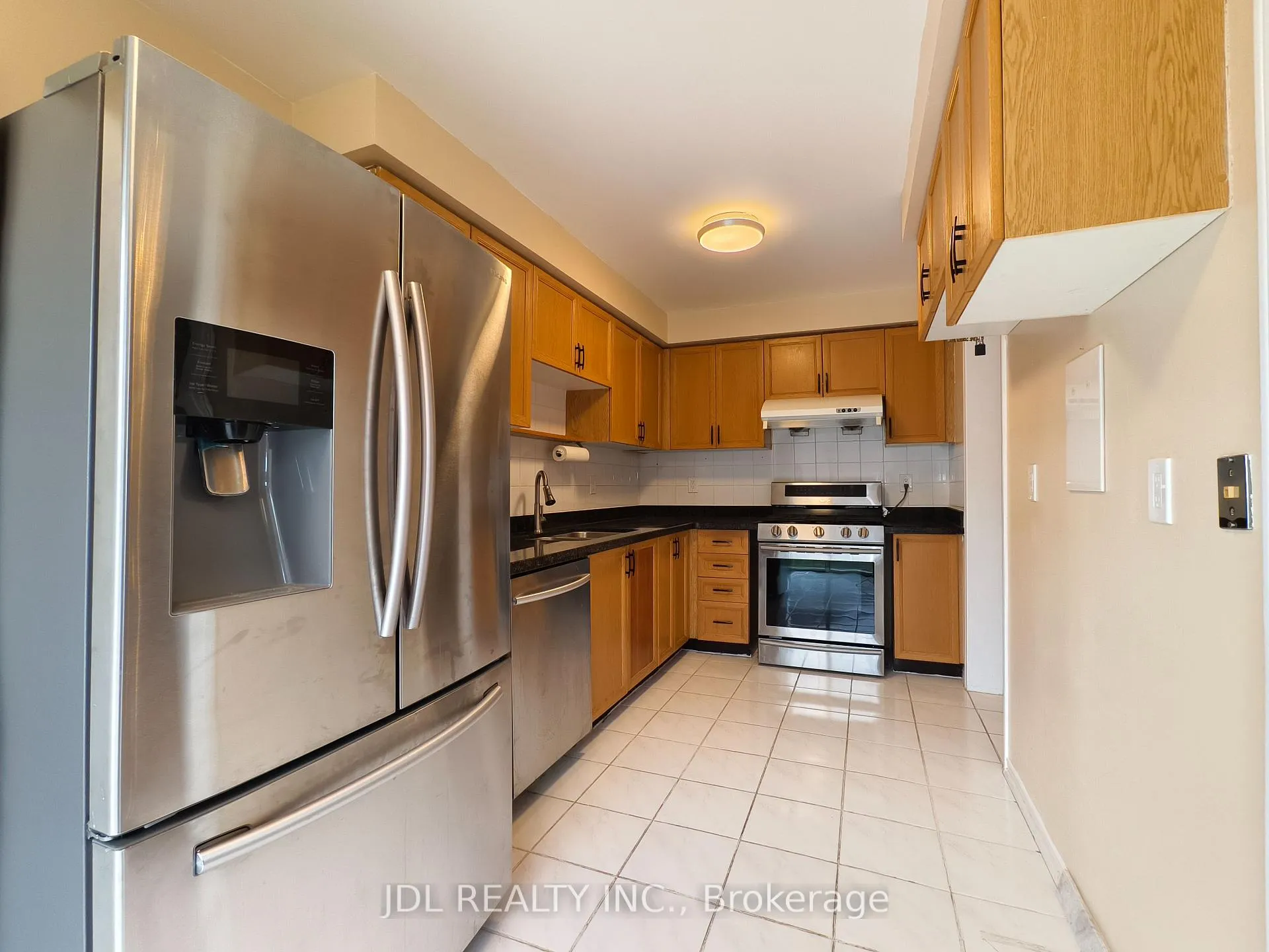 Photo 3 of 35 Kenborough Court, Markham, Milliken Mills East — HOMEH