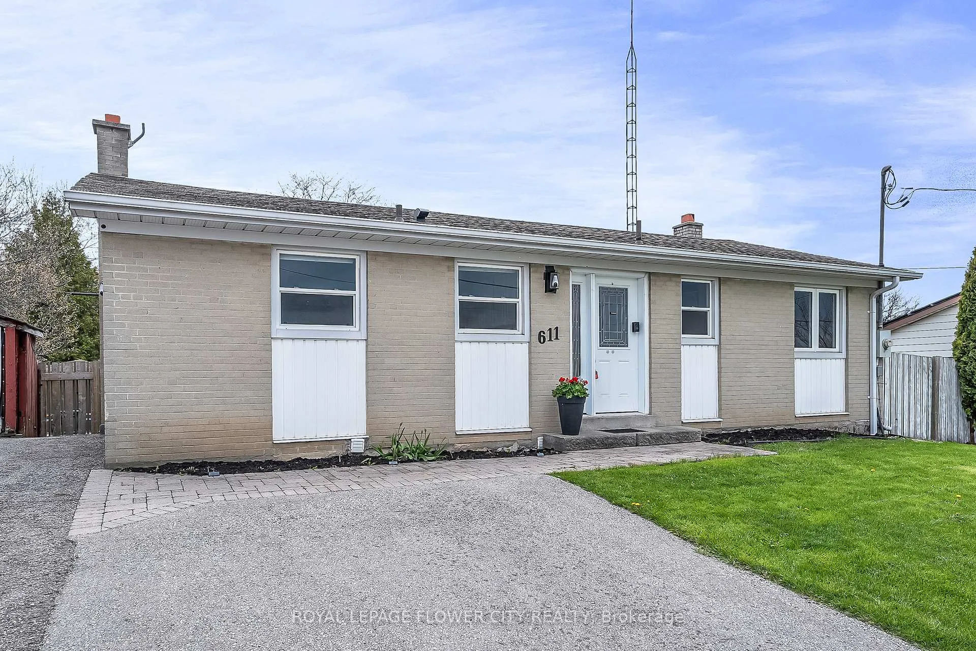 Photo 2 of 611 Harriet Street, Whitby, Downtown Whitby — HOMEH