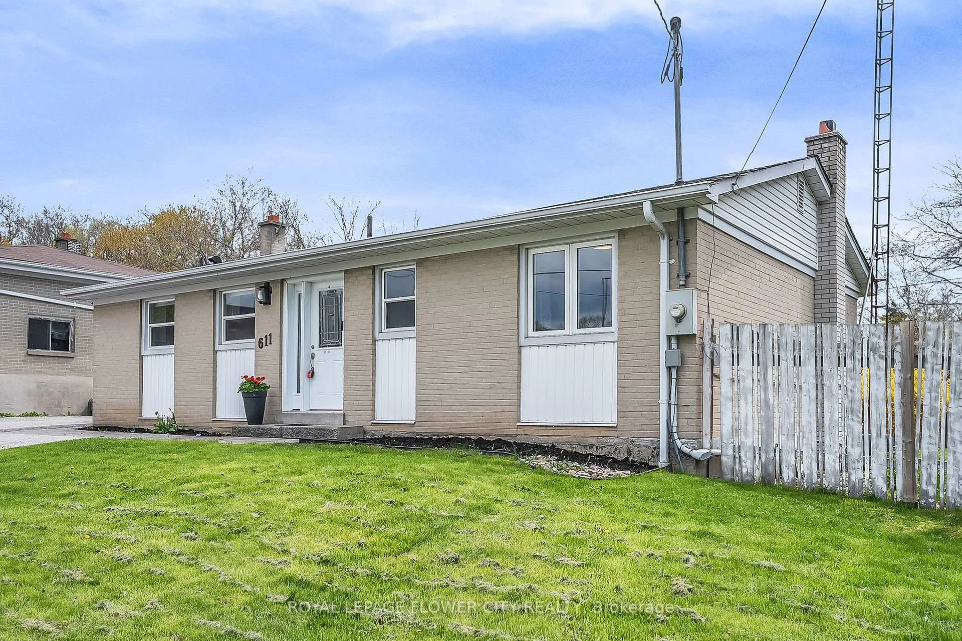 Photo 3 of 611 Harriet Street, Whitby, Downtown Whitby — HOMEH