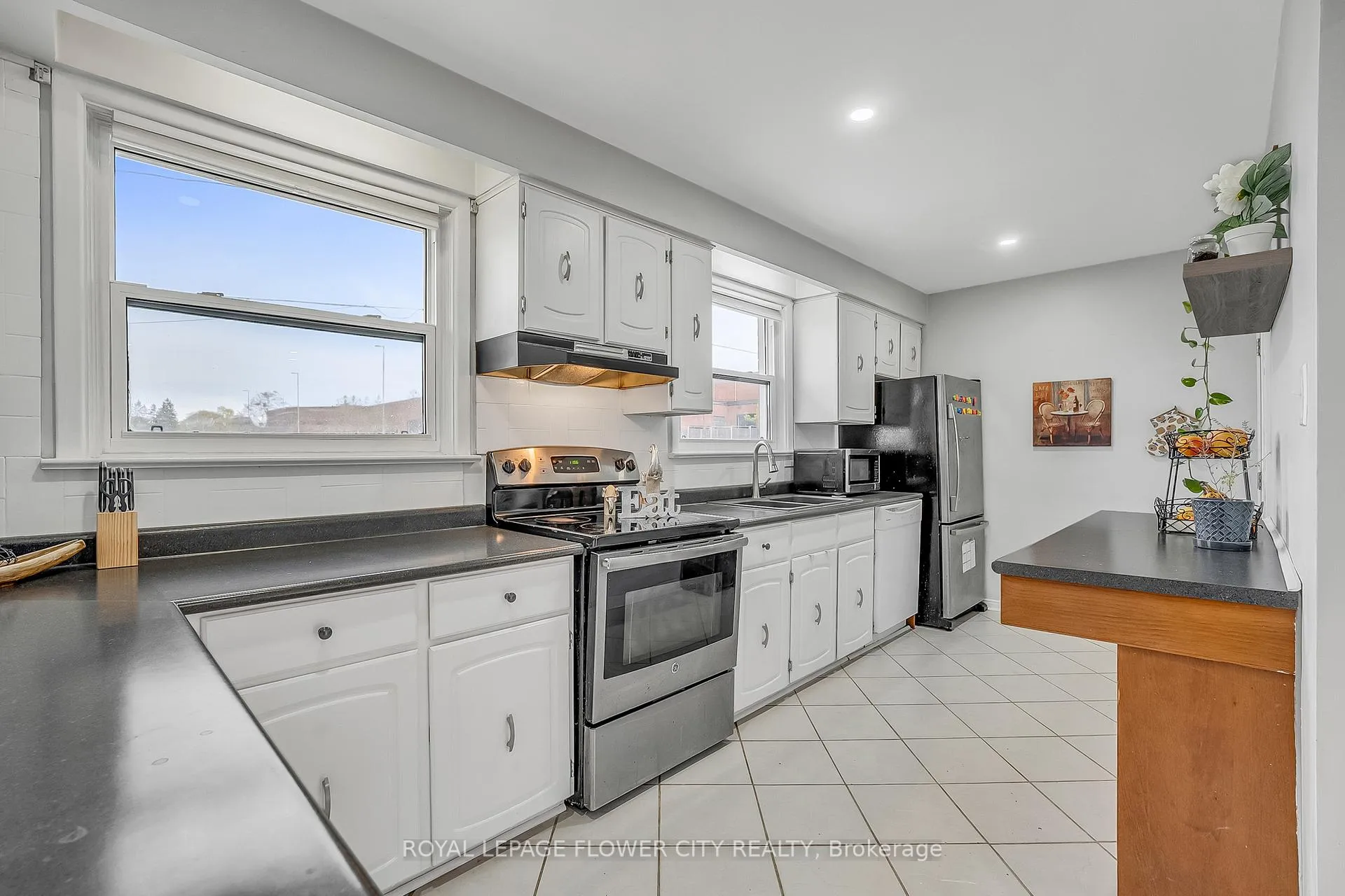 Photo 12 of 611 Harriet Street, Whitby, Downtown Whitby — HOMEH