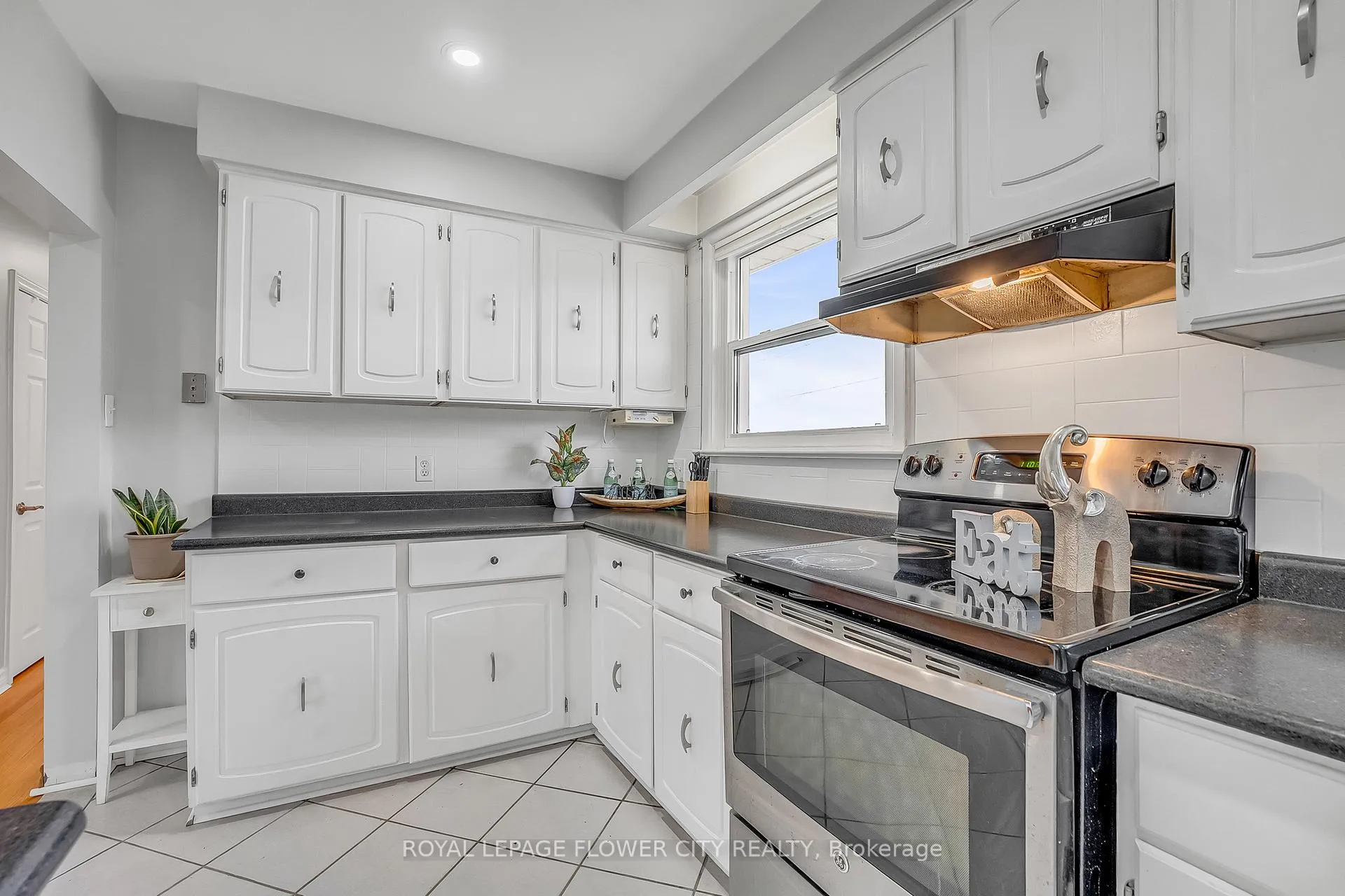 Photo 13 of 611 Harriet Street, Whitby, Downtown Whitby — HOMEH