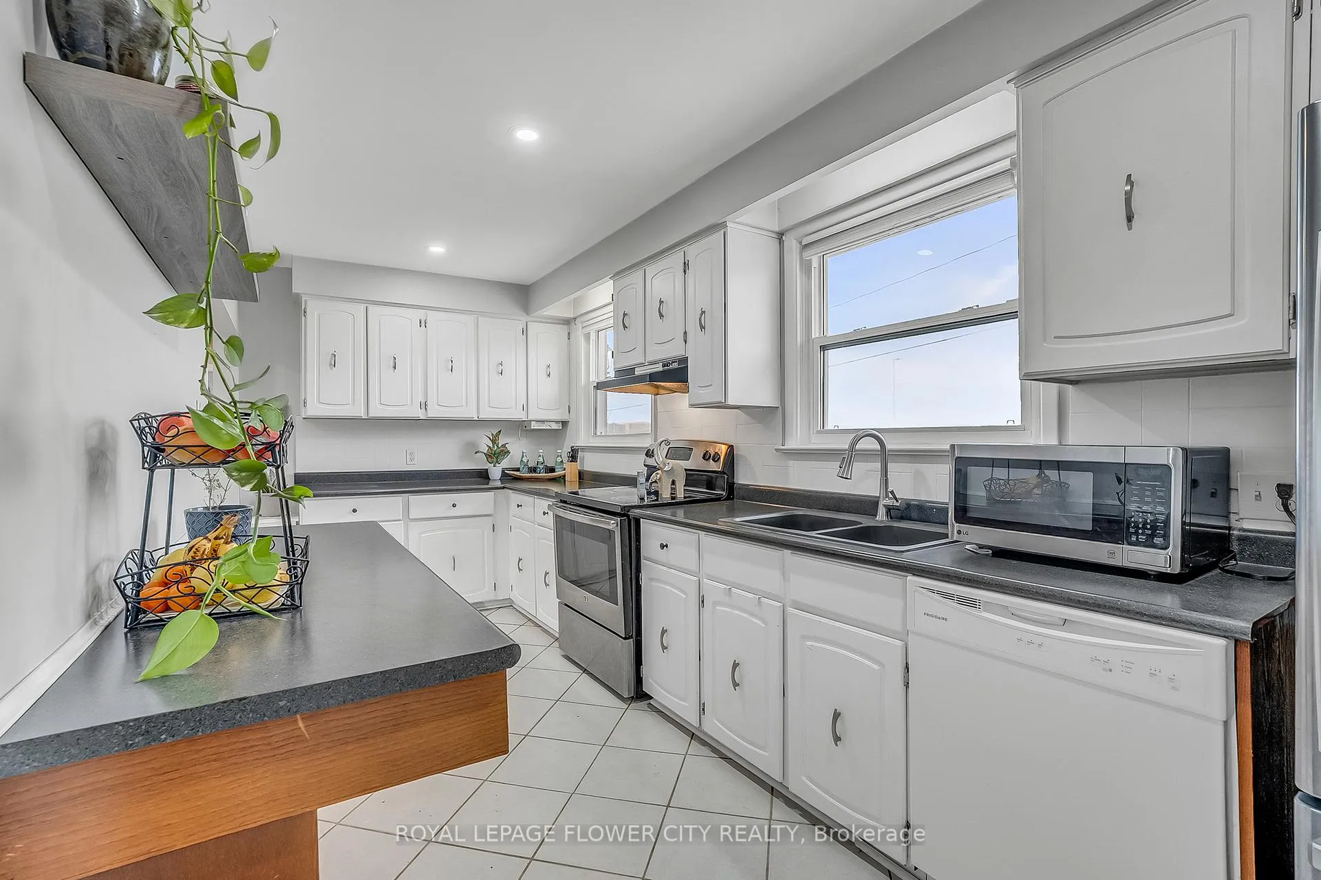Photo 14 of 611 Harriet Street, Whitby, Downtown Whitby — HOMEH