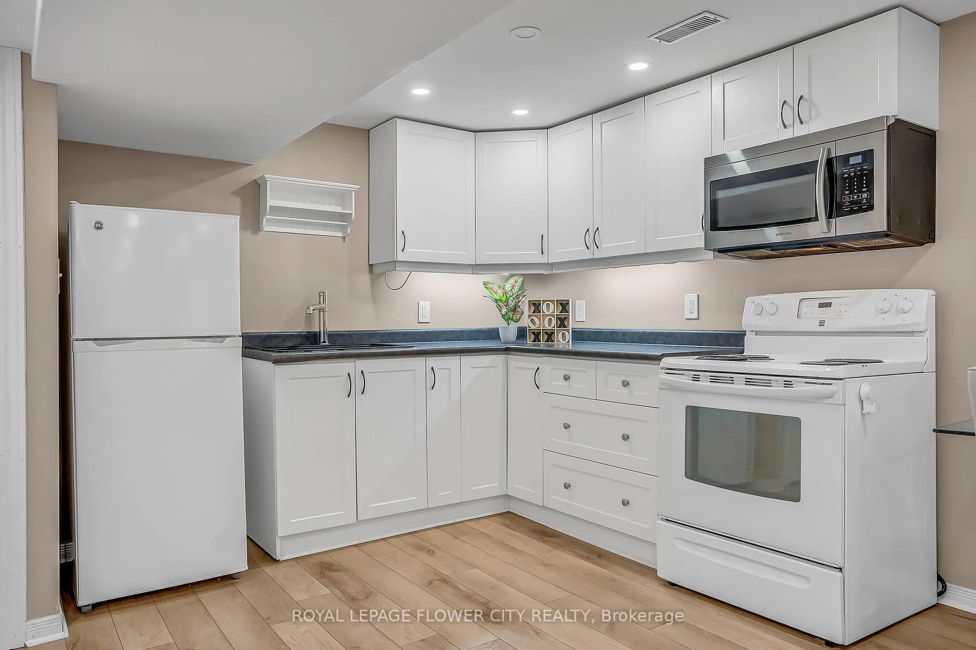 Photo 32 of 611 Harriet Street, Whitby, Downtown Whitby — HOMEH