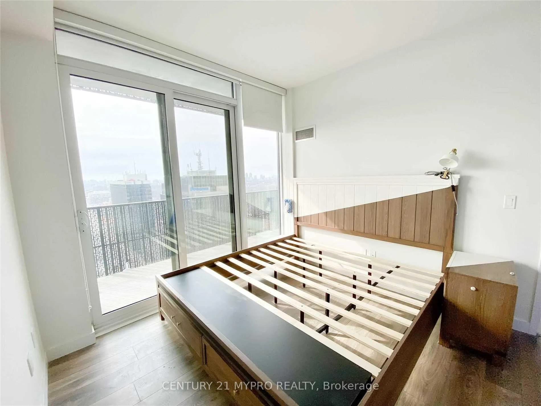 Photo 5 of Unit 1702, 8 Eglinton Avenue E, Toronto, Mount Pleasant West — HOMEH
