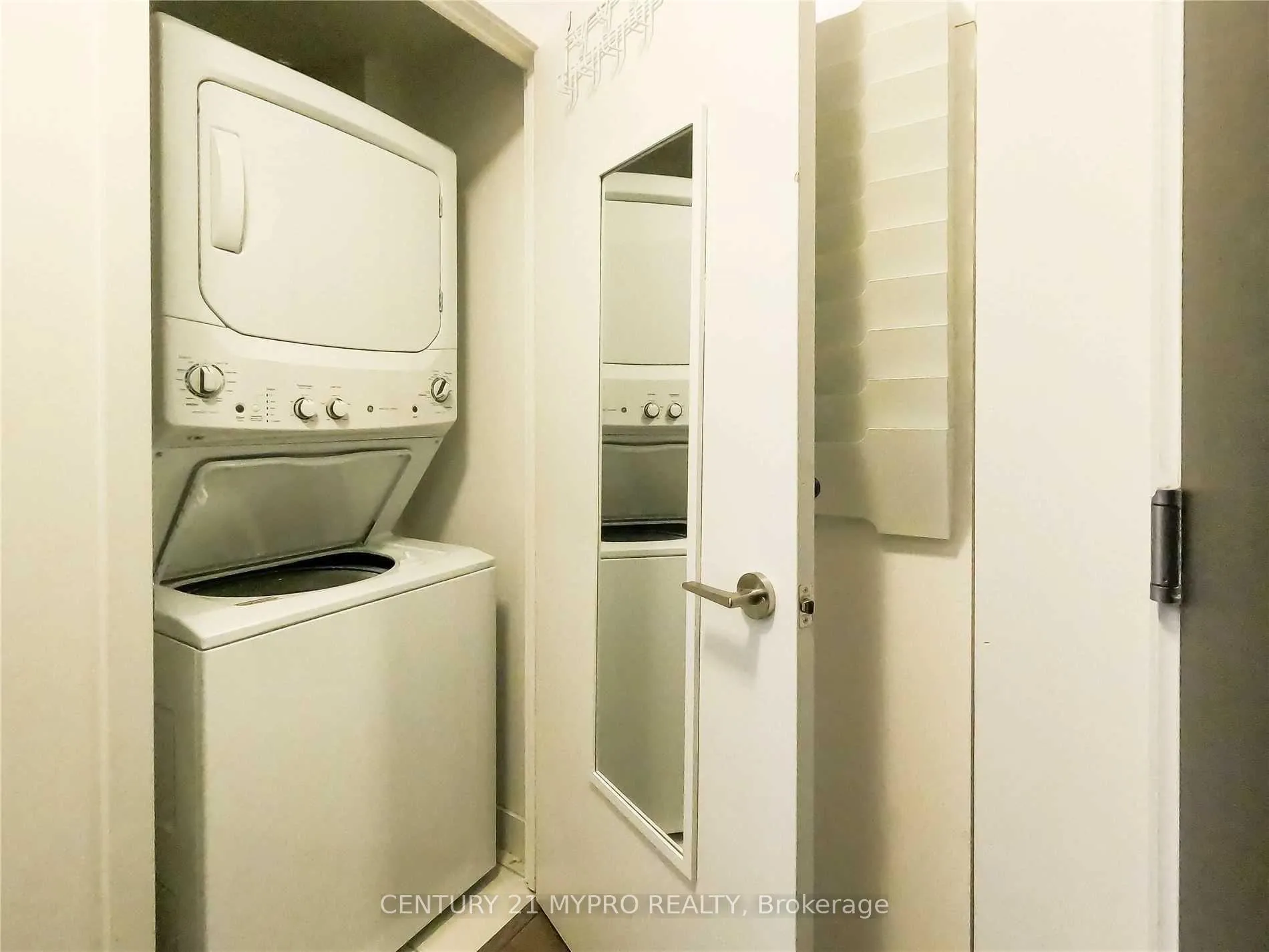 Photo 10 of Unit 1702, 8 Eglinton Avenue E, Toronto, Mount Pleasant West — HOMEH