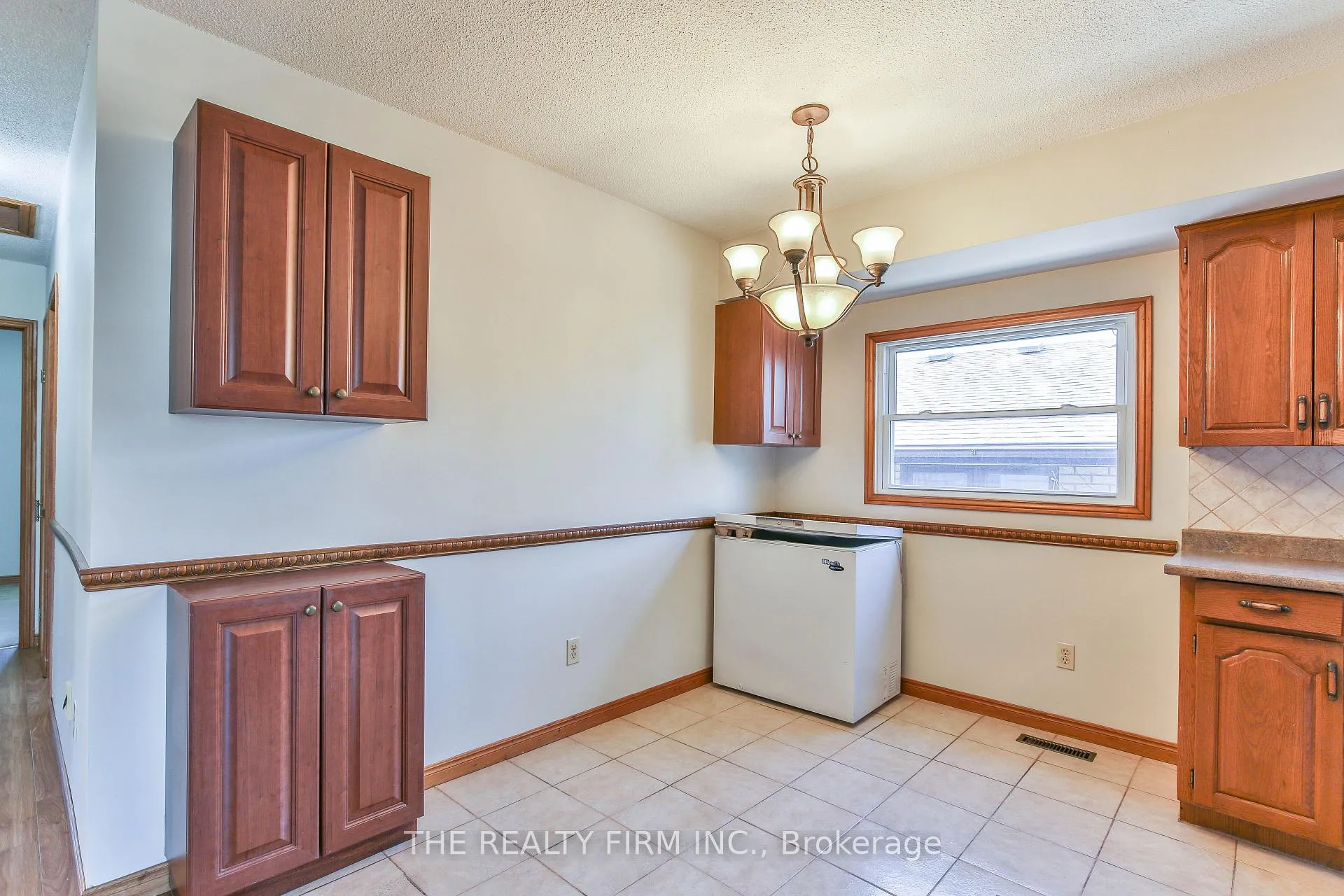 Photo 12 of 8 Quail Ridge Crescent, London, East P — HOMEH
