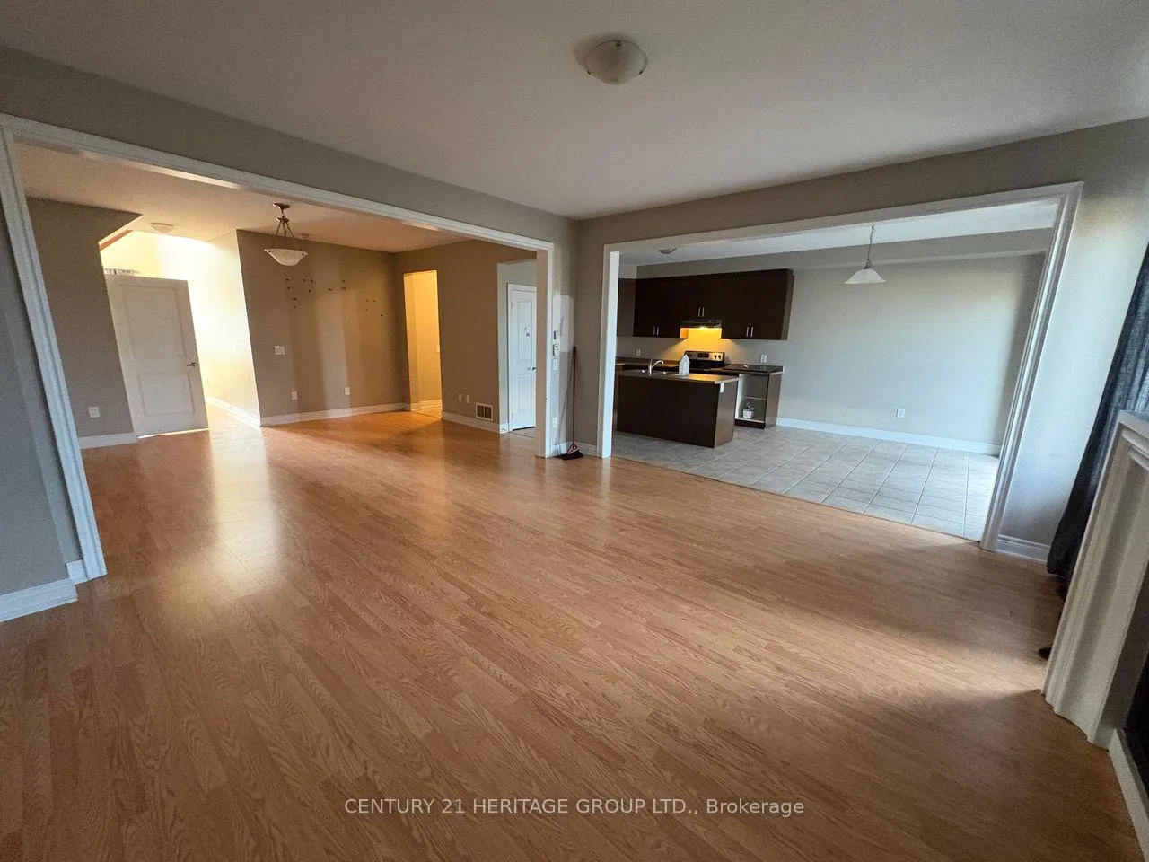 Photo 4 of 135 Robert Wilson Crescent, Georgina, Keswick South — HOMEH