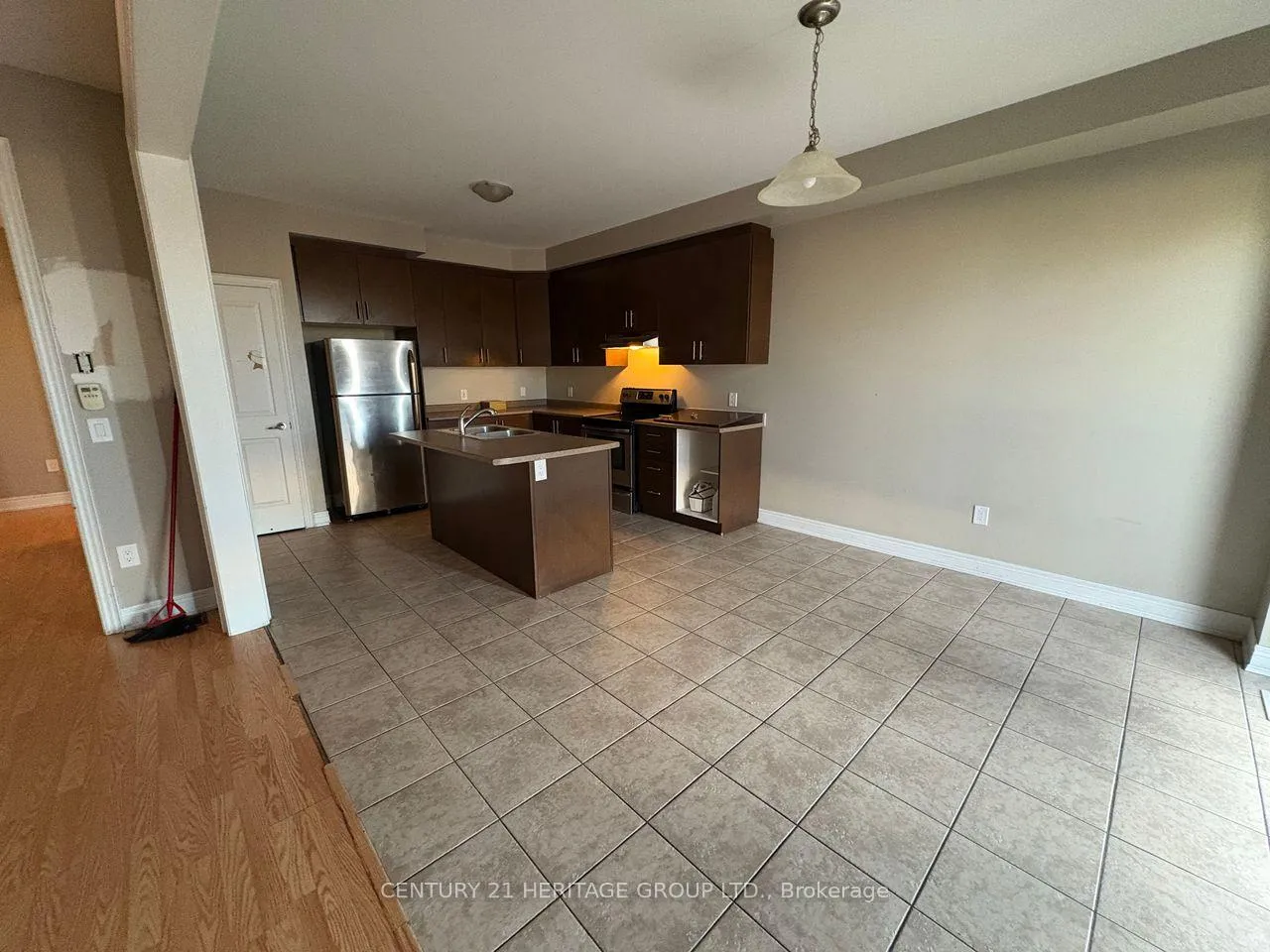 Photo 5 of 135 Robert Wilson Crescent, Georgina, Keswick South — HOMEH