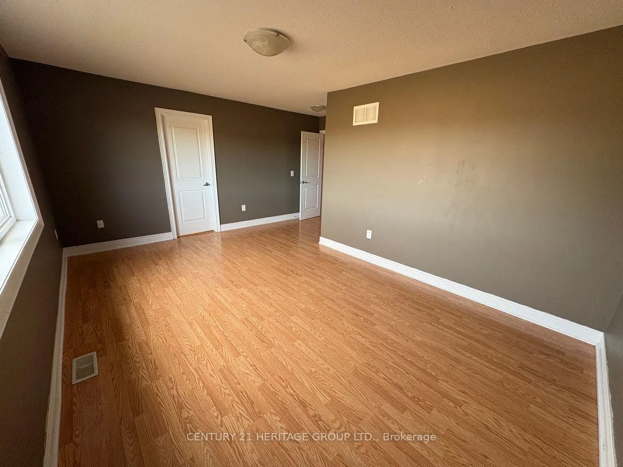Photo 21 of 135 Robert Wilson Crescent, Georgina, Keswick South — HOMEH