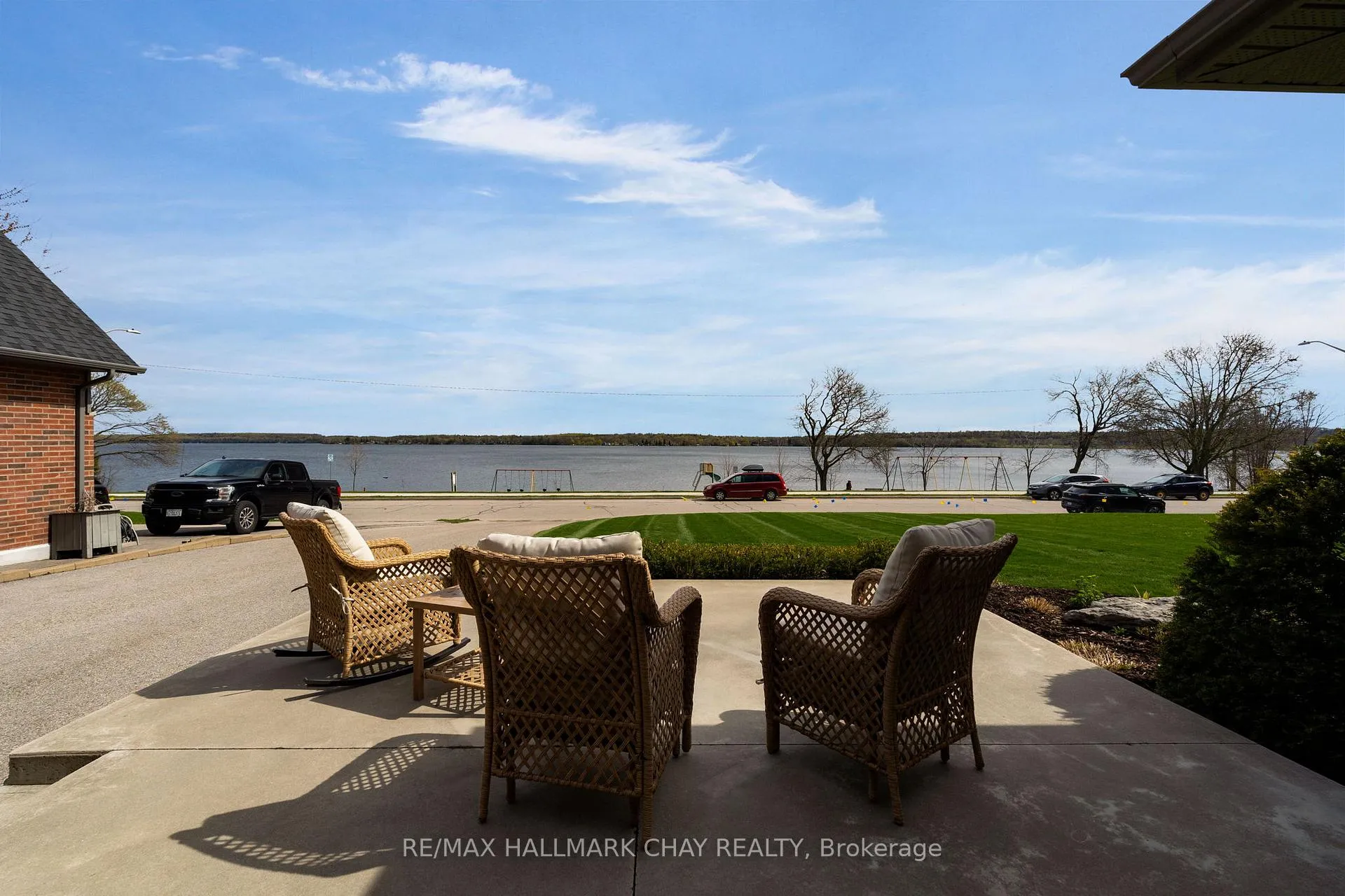 Photo 2 of 68 Kempenfelt Drive, Barrie, North Shore — HOMEH