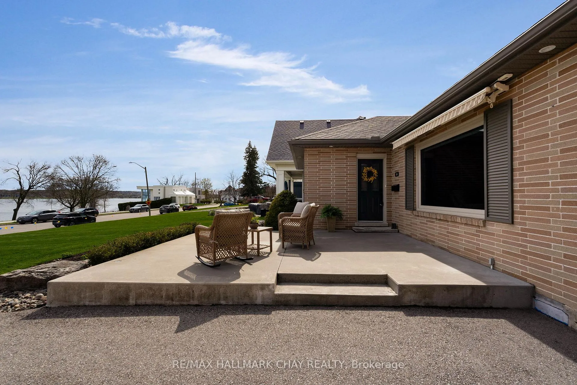 Photo 4 of 68 Kempenfelt Drive, Barrie, North Shore — HOMEH