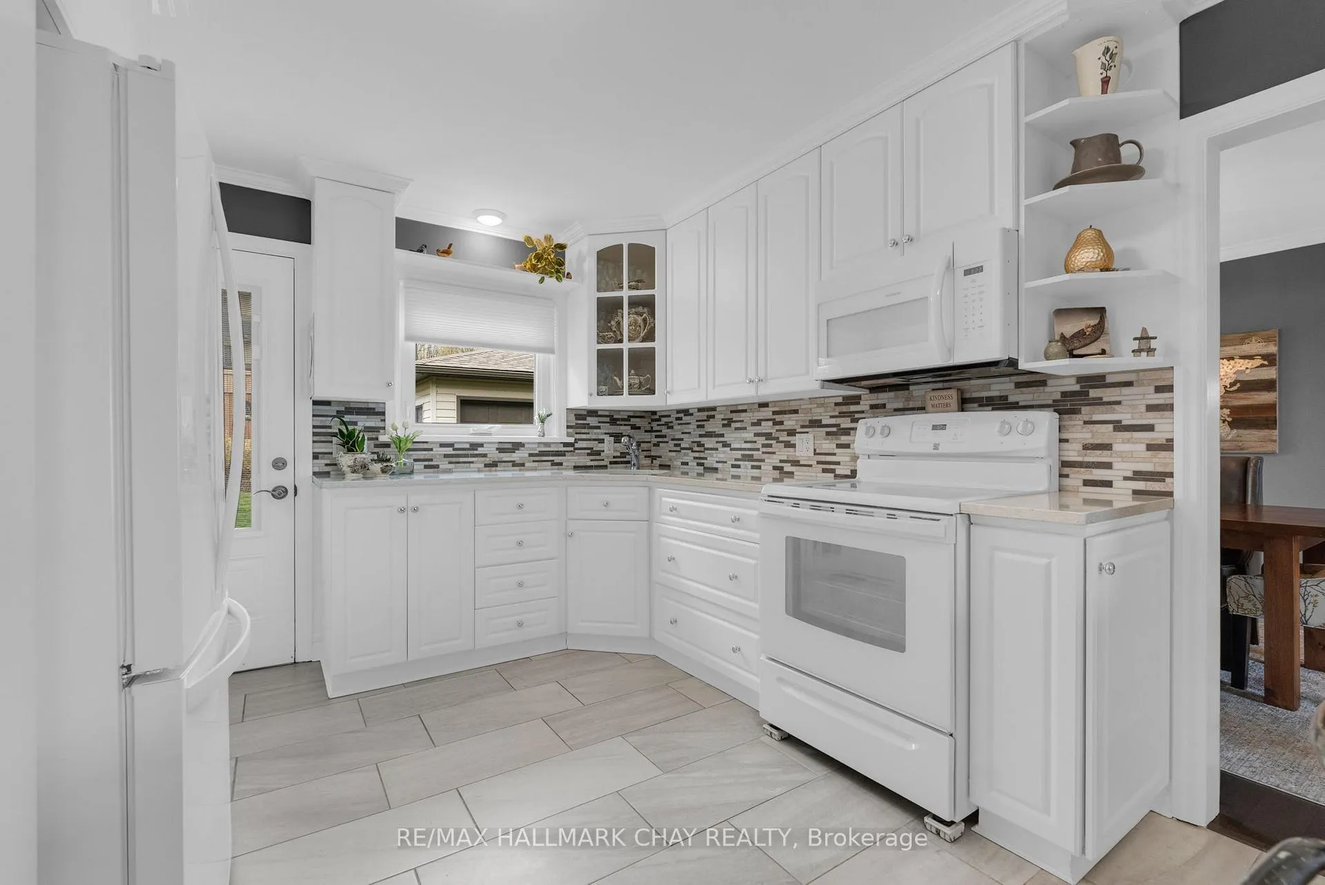 Photo 14 of 68 Kempenfelt Drive, Barrie, North Shore — HOMEH