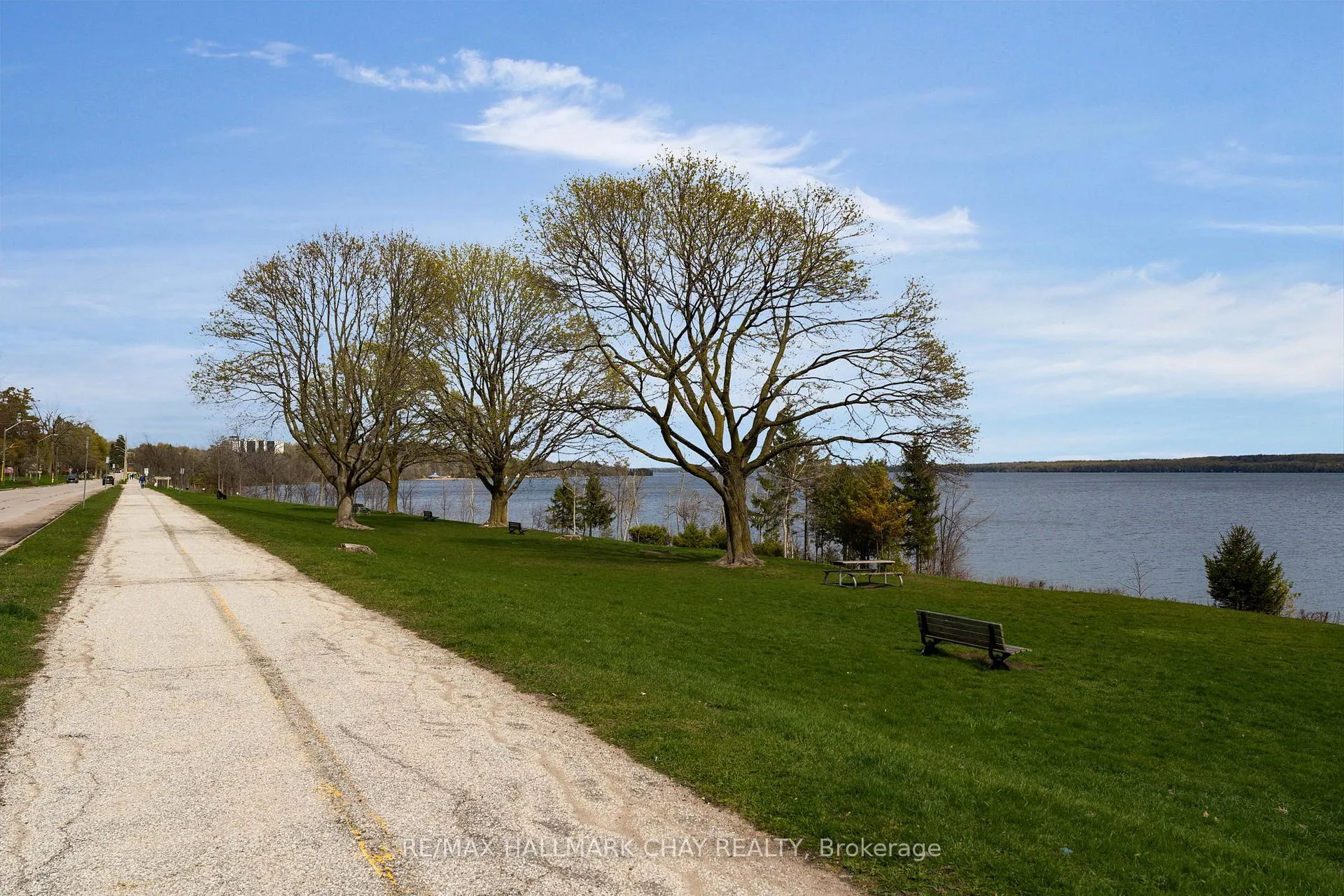 Photo 42 of 68 Kempenfelt Drive, Barrie, North Shore — HOMEH