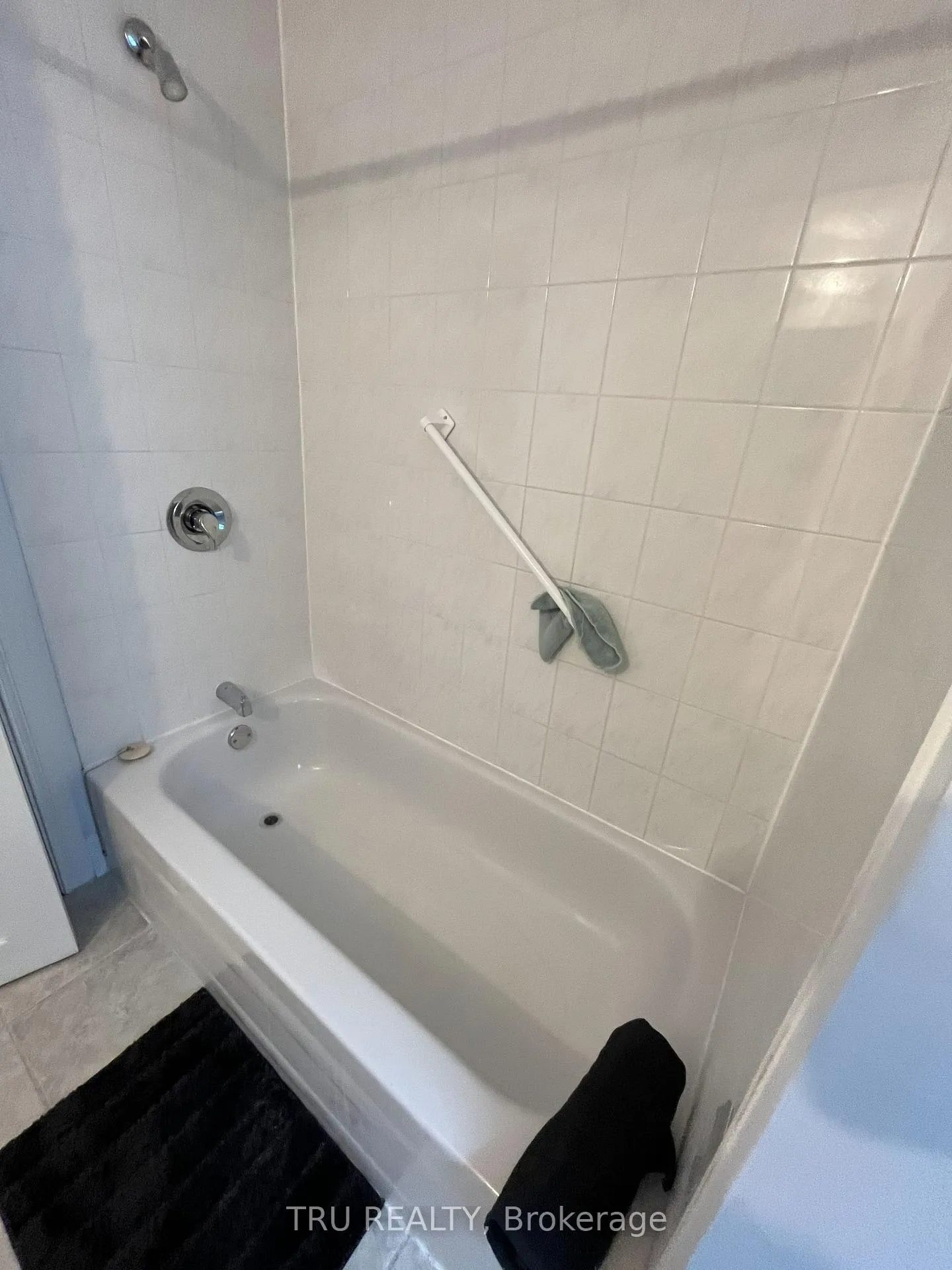 Photo 5 of Unit 3, 384 Blake Boulevard, Ottawa, Vanier — HOMEH