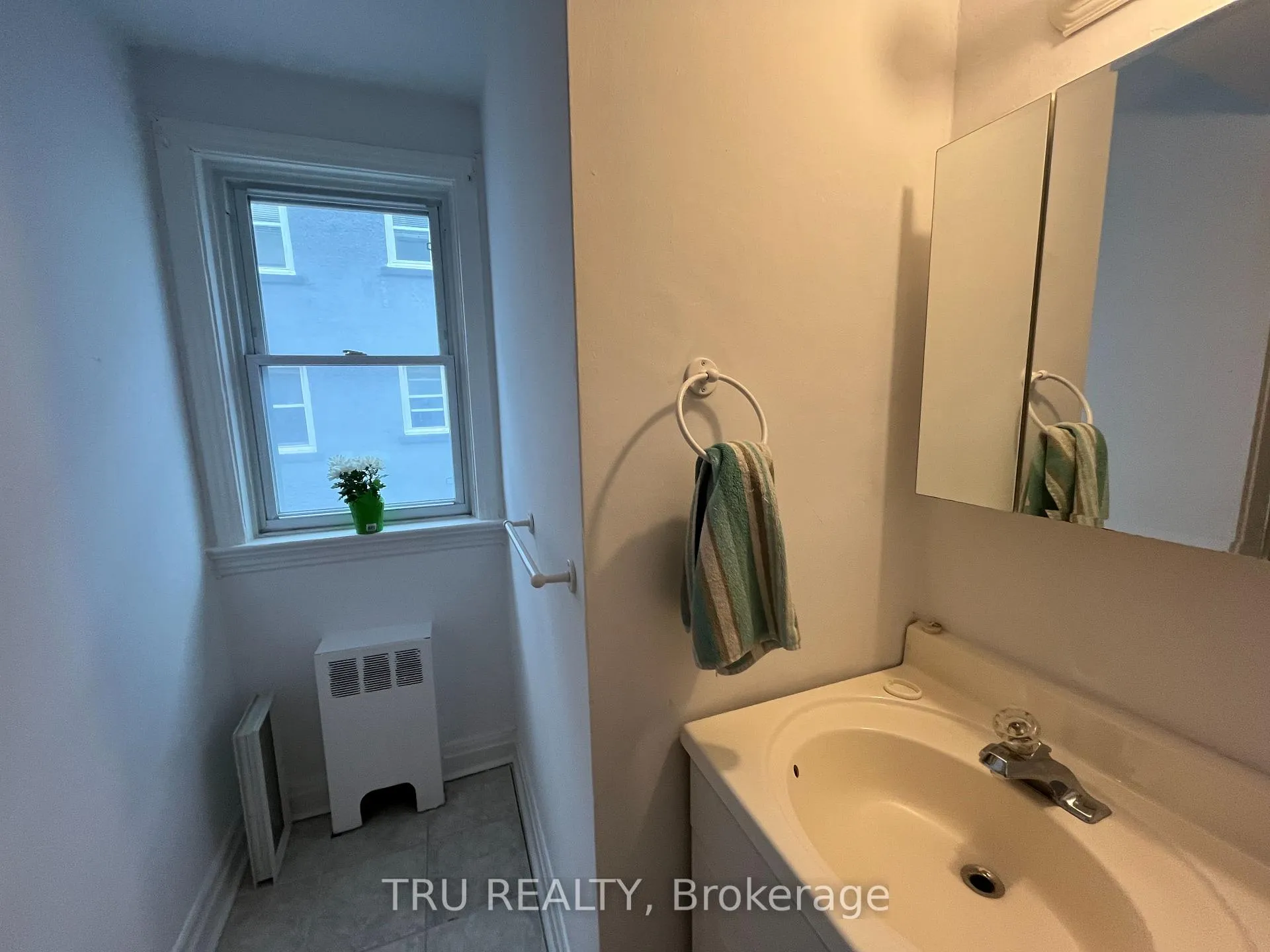 Photo 6 of Unit 3, 384 Blake Boulevard, Ottawa, Vanier — HOMEH