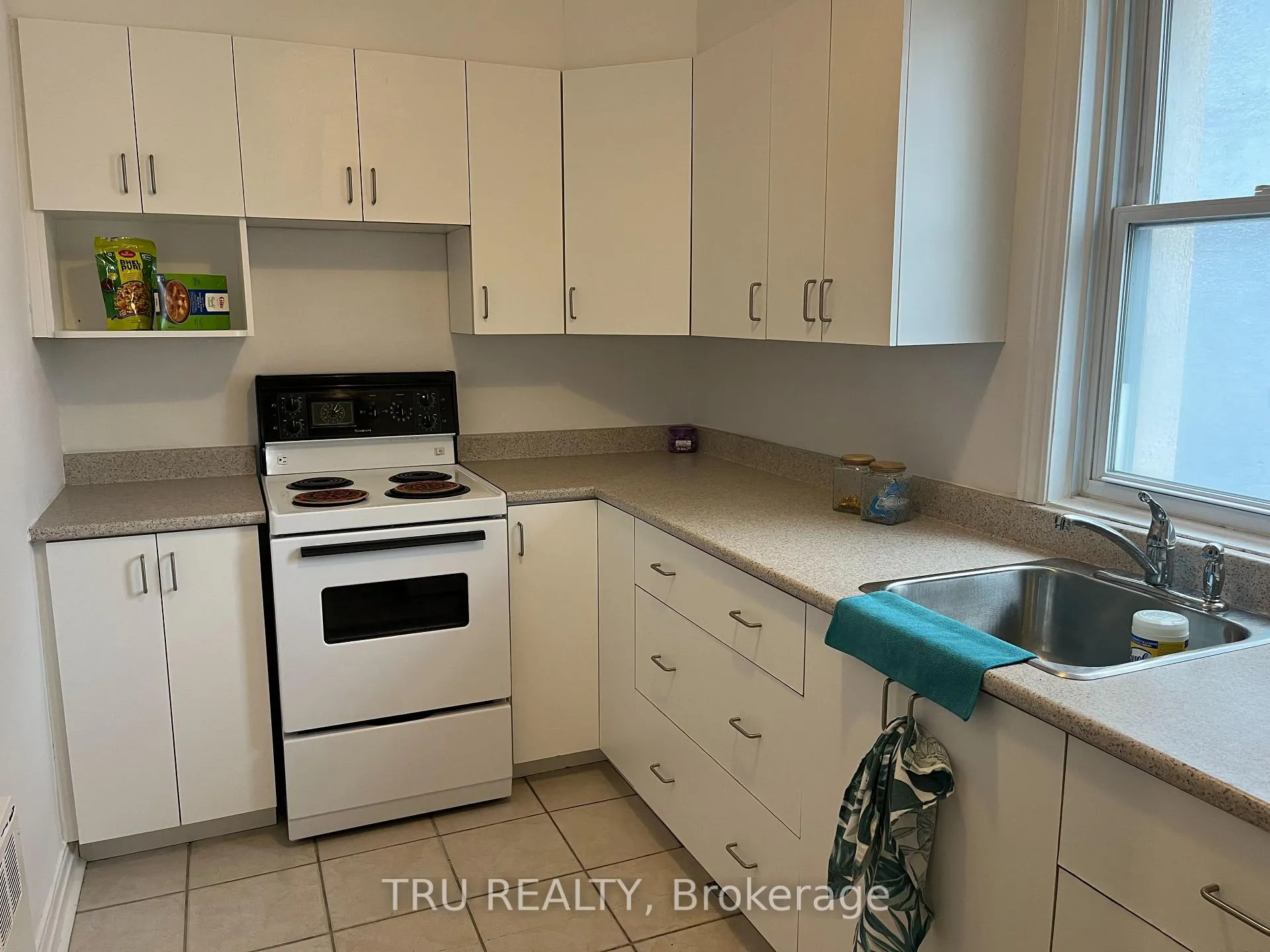 Photo 12 of Unit 3, 384 Blake Boulevard, Ottawa, Vanier — HOMEH