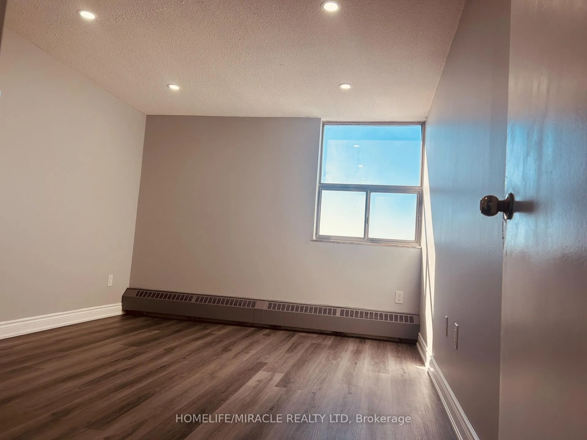 Photo 19 of Unit 1905, 2645 Kipling Avenue, Etobicoke, Mount Olive-Silverstone-Jamestown — HOMEH