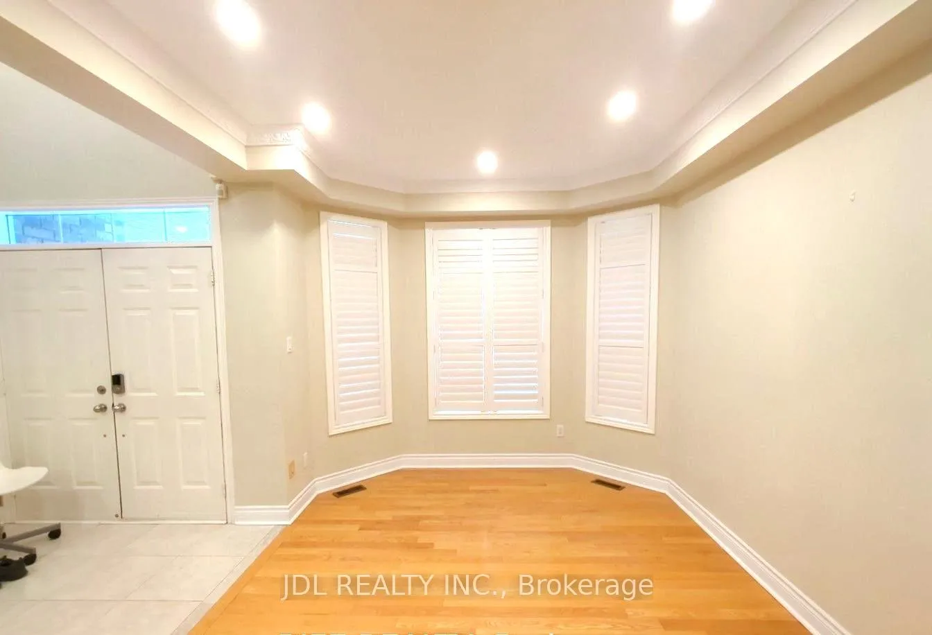 Photo 3 of 6 Odessa Crescent, Markham, Cachet — HOMEH