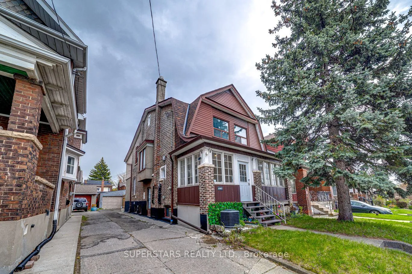 Front of 1587 Dufferin Street W