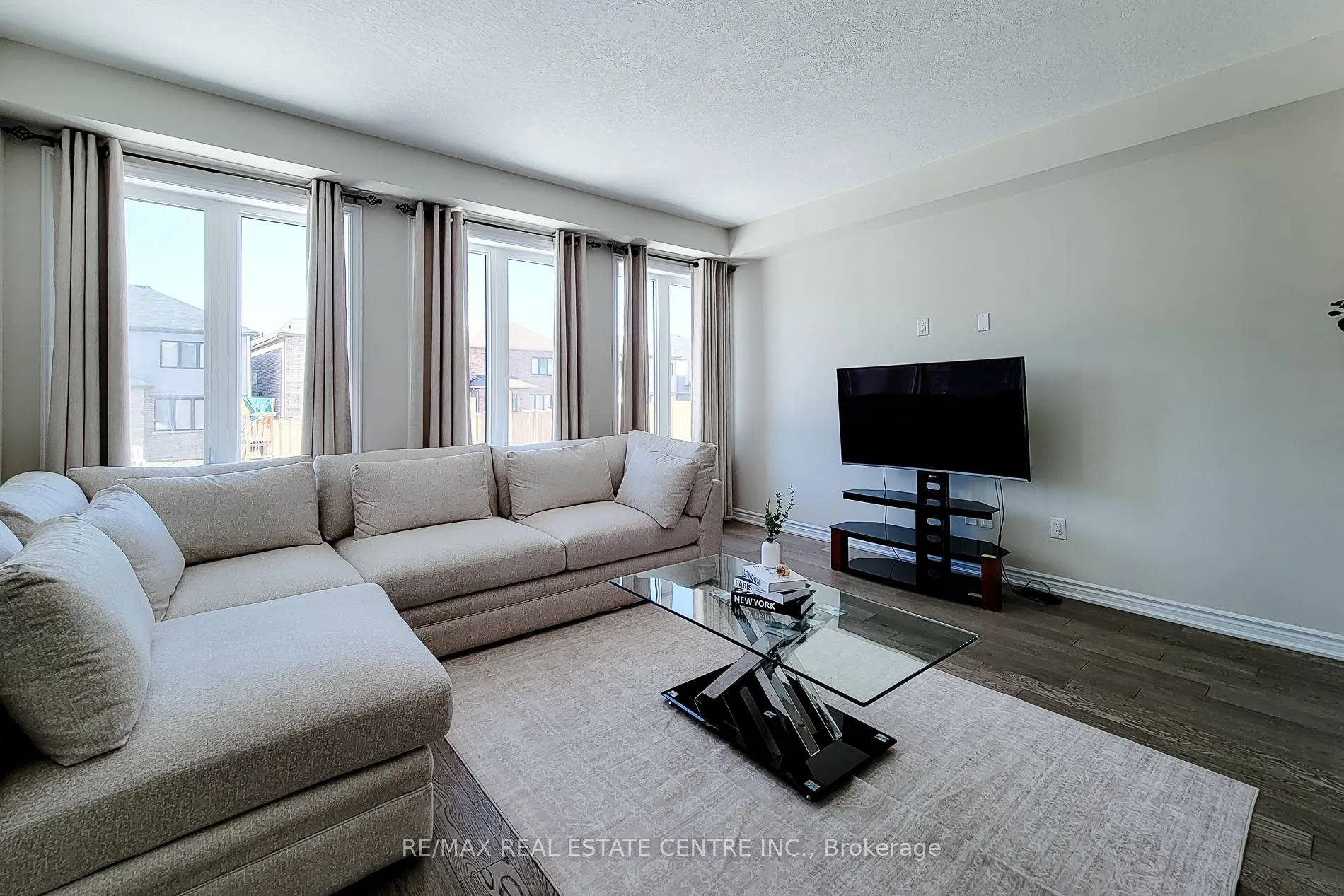 Photo 13 of 23 Hawick Crescent, Haldimand — HOMEH
