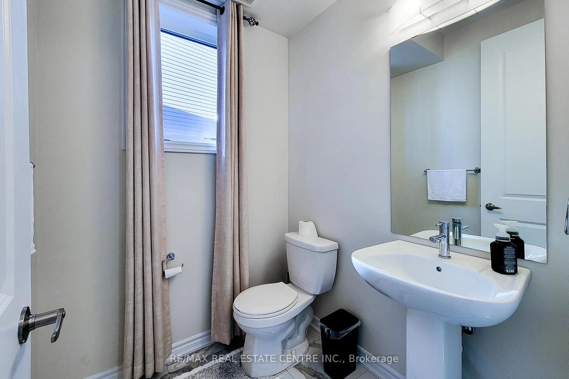 Photo 21 of 23 Hawick Crescent, Haldimand — HOMEH
