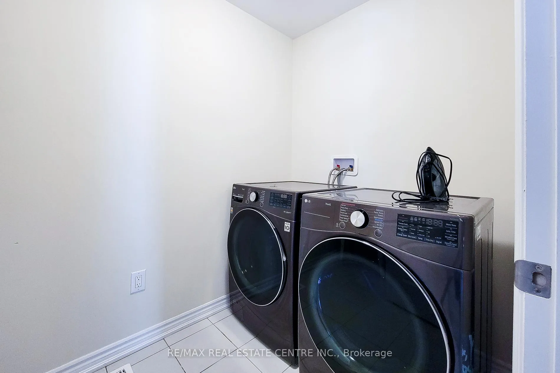 Photo 25 of 23 Hawick Crescent, Haldimand — HOMEH