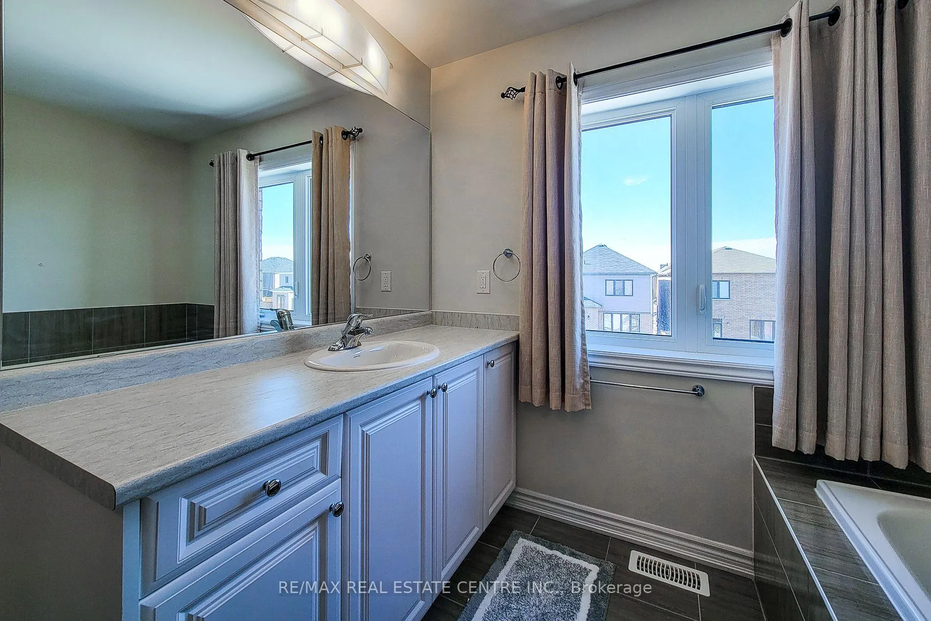 Photo 30 of 23 Hawick Crescent, Haldimand — HOMEH