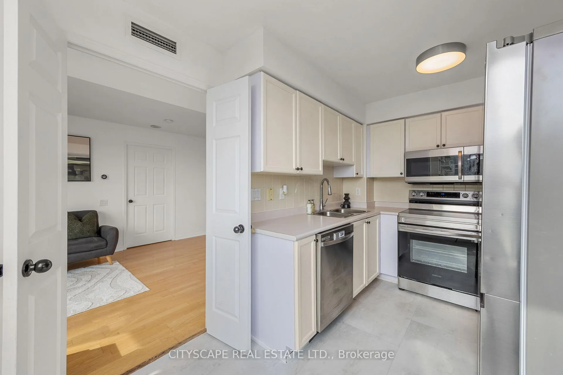 Photo 13 of Unit 503, 5 Emerald Lane, Vaughan, Crestwood-Springfarm-Yorkhill — HOMEH