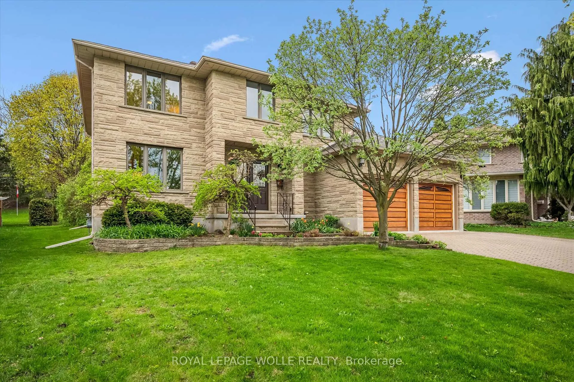Photo 2 of 82 Corfield Drive, Kitchener — HOMEH