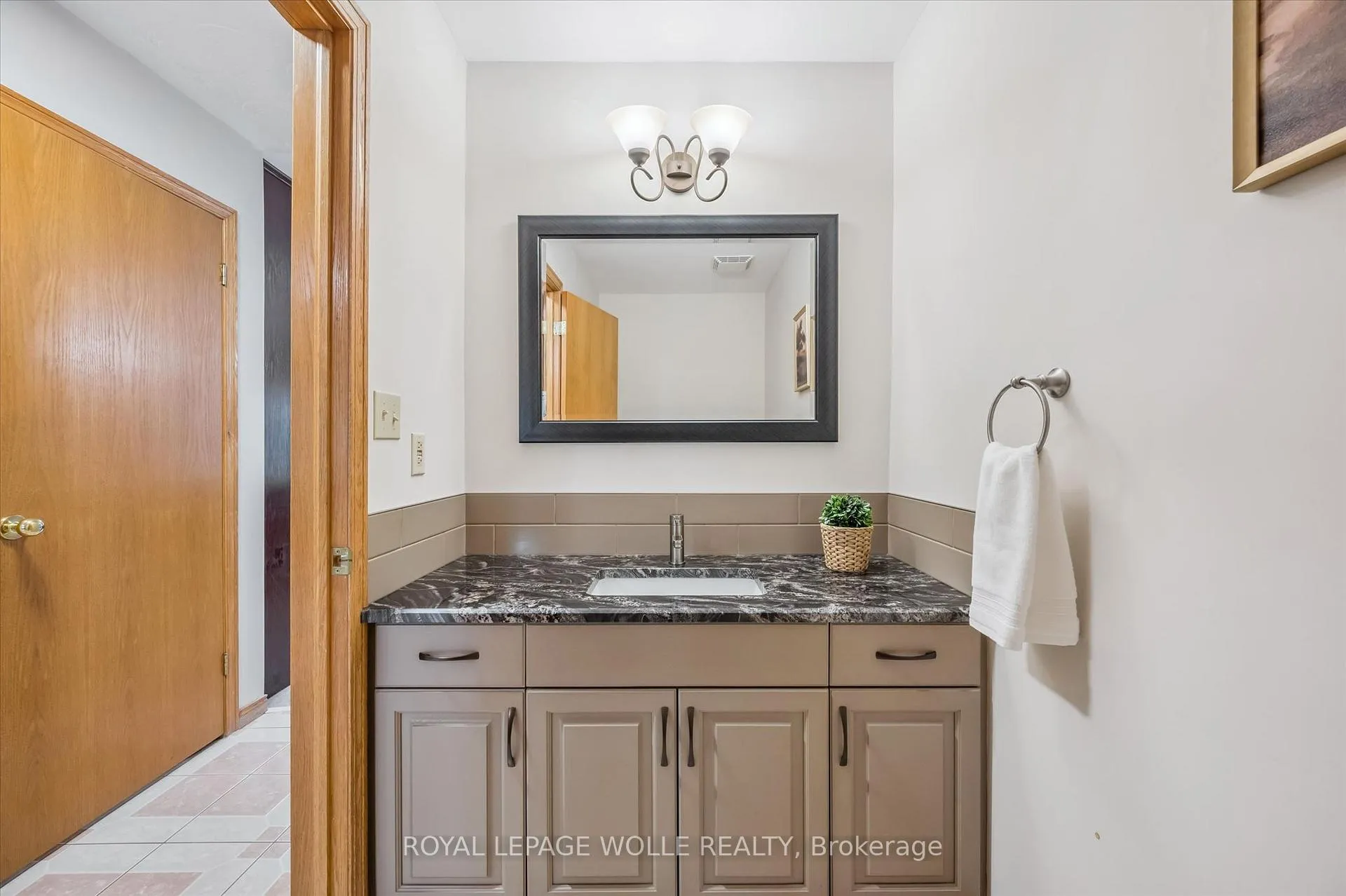 Photo 20 of 82 Corfield Drive, Kitchener — HOMEH
