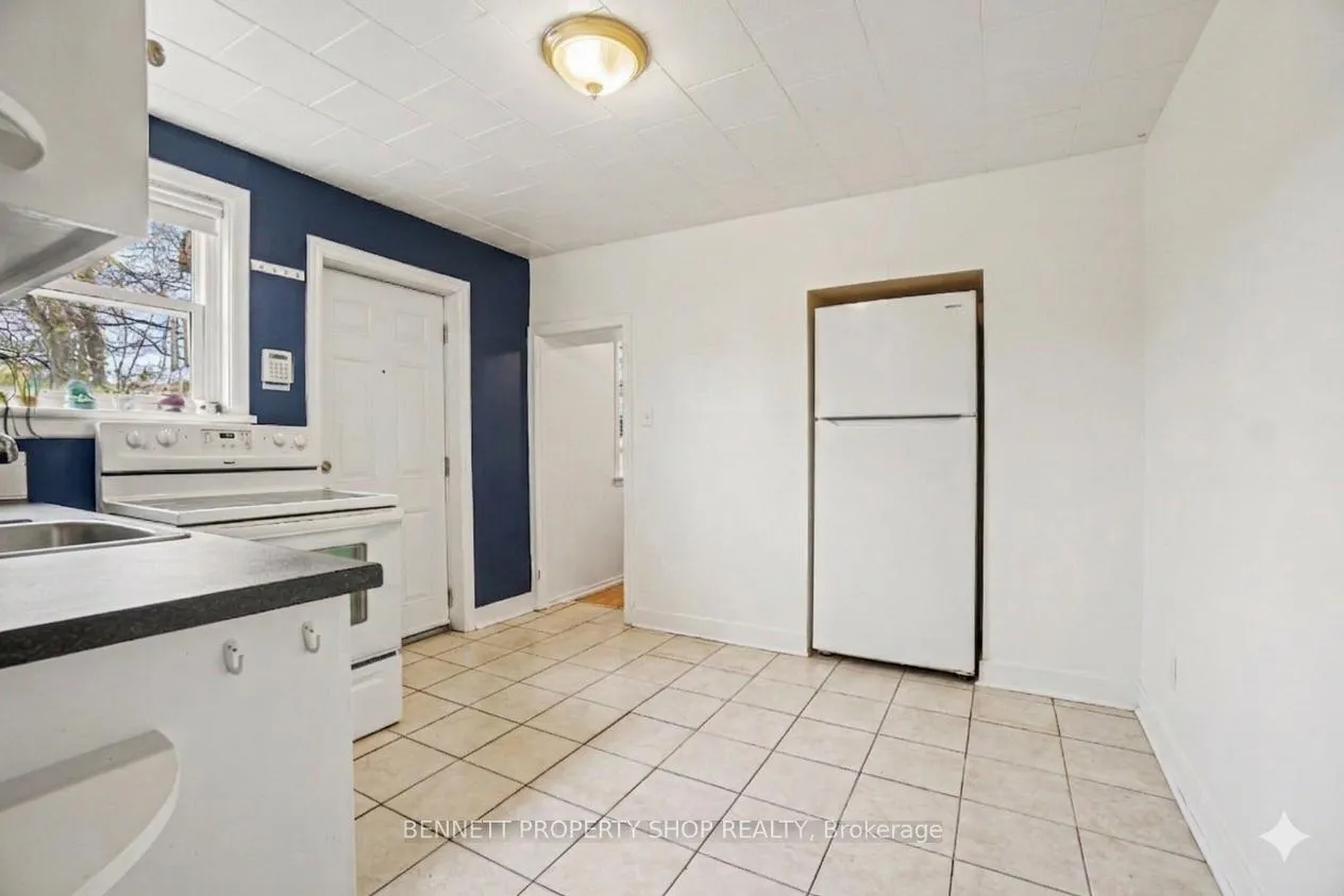 Photo 4 of 3033 Richmond Road, Ottawa, Britannia Heights — HOMEH