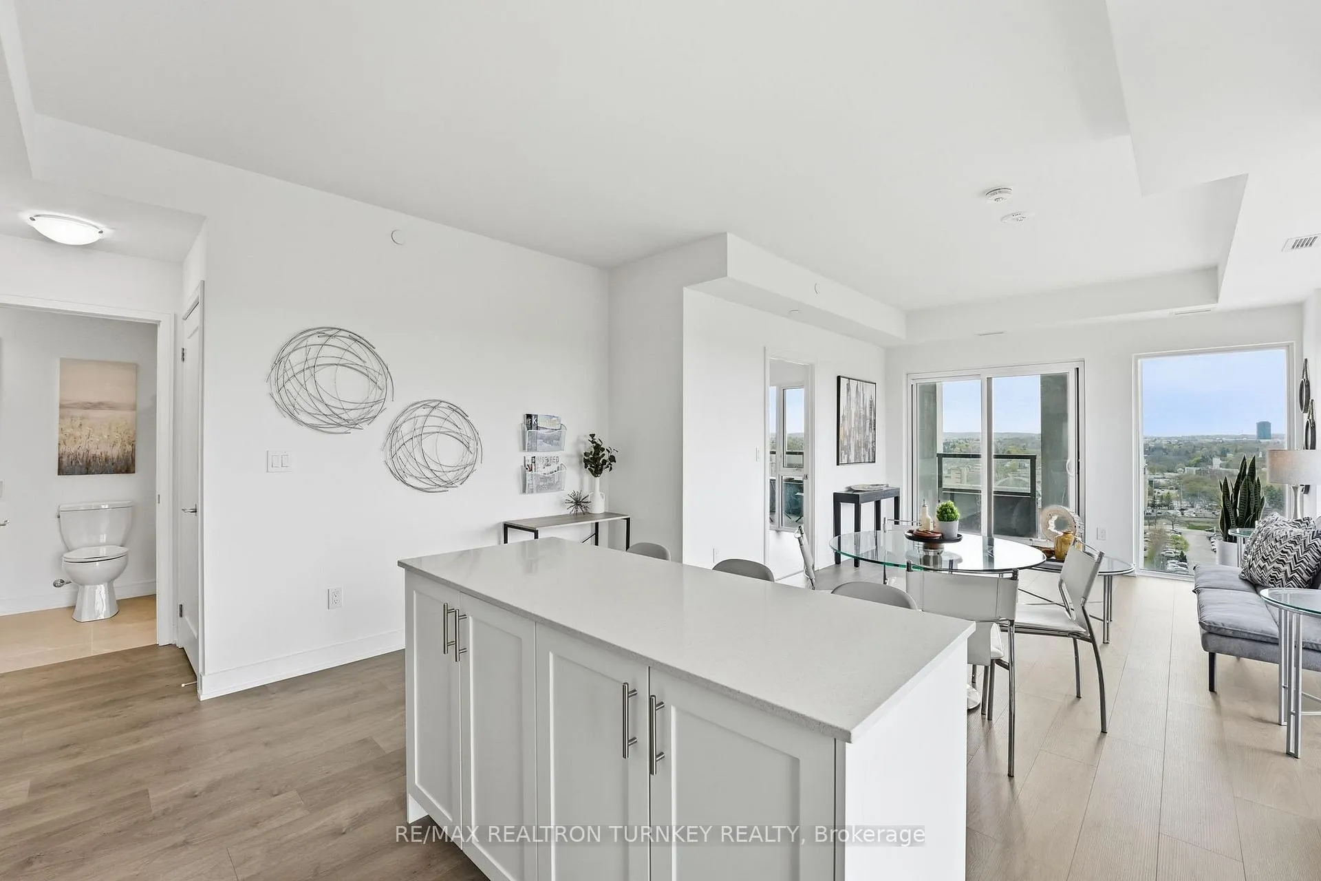 Photo 2 of Unit 1303, 705 Davis Drive, Newmarket, Huron Heights-Leslie Valley — HOMEH