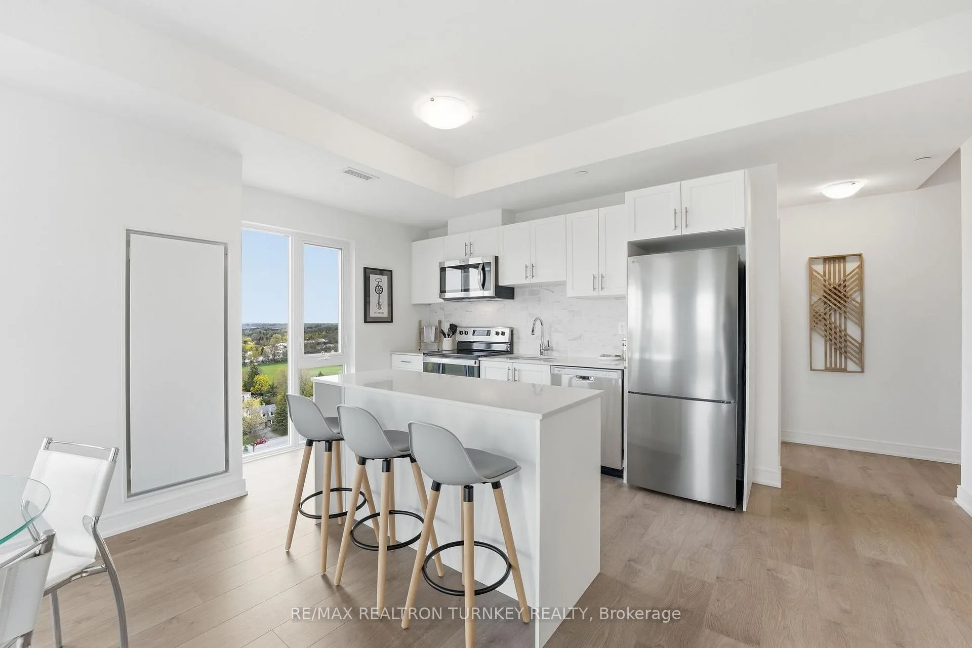 Photo 3 of Unit 1303, 705 Davis Drive, Newmarket, Huron Heights-Leslie Valley — HOMEH