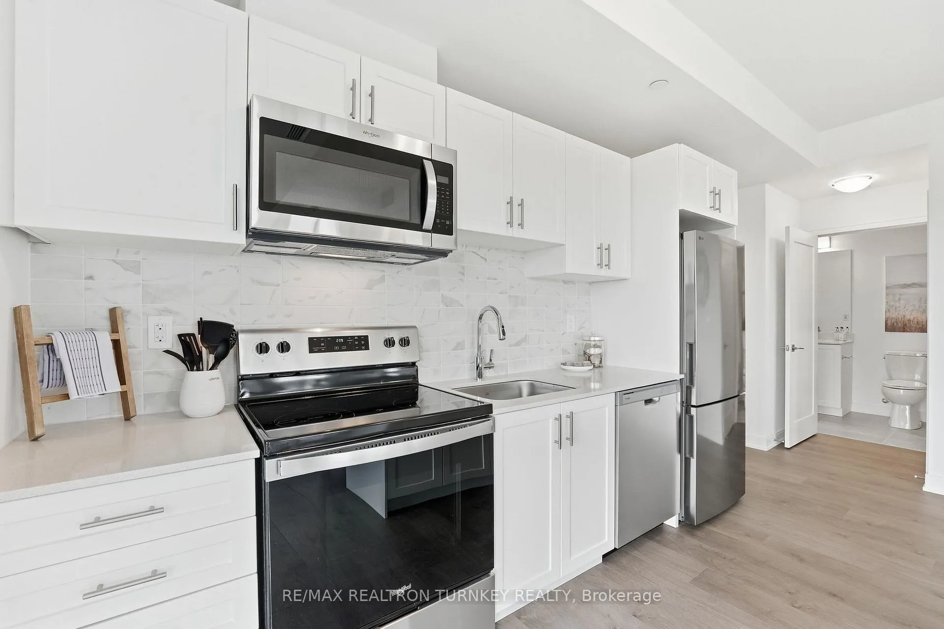 Photo 4 of Unit 1303, 705 Davis Drive, Newmarket, Huron Heights-Leslie Valley — HOMEH