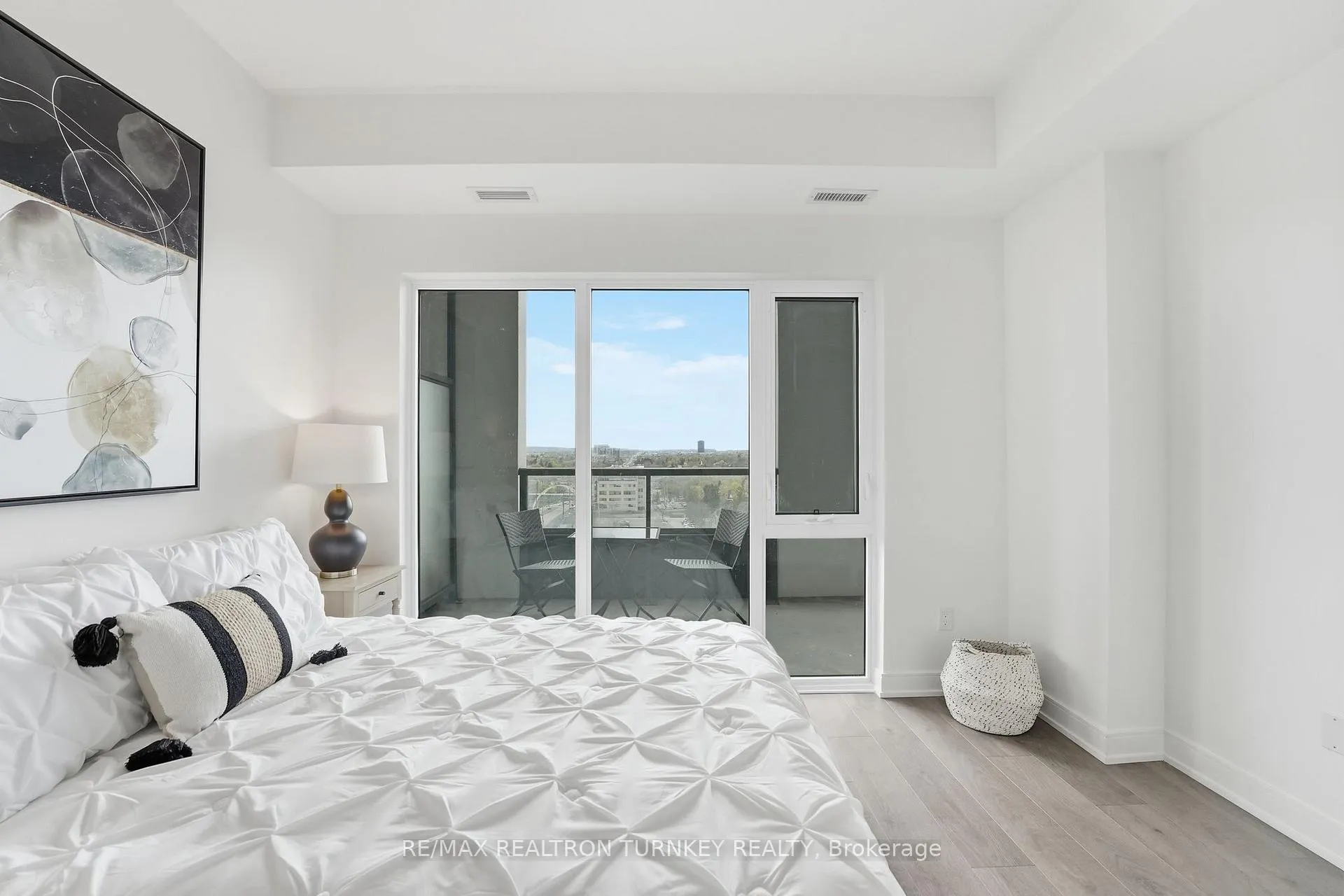 Photo 6 of Unit 1303, 705 Davis Drive, Newmarket, Huron Heights-Leslie Valley — HOMEH